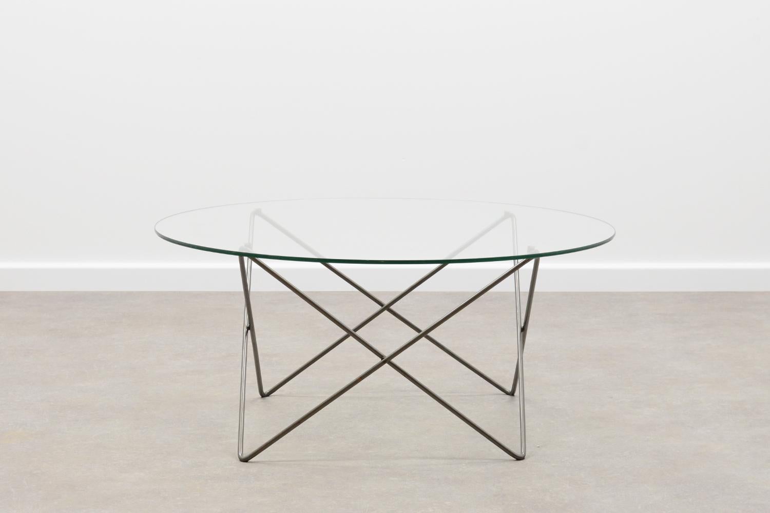 Wire coffee table 80s. Grey metal wire base with round glass top. Some scratches of use on the glass, rest in very good vintage condition. 

 