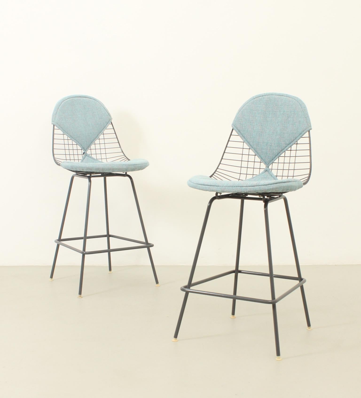 Pair of Wire stools designed by Charles and Ray Eames for Herman Miller, USA, 1960's. Special edition with steel structure re-lacquered in dark gray and new bikini pads. 
