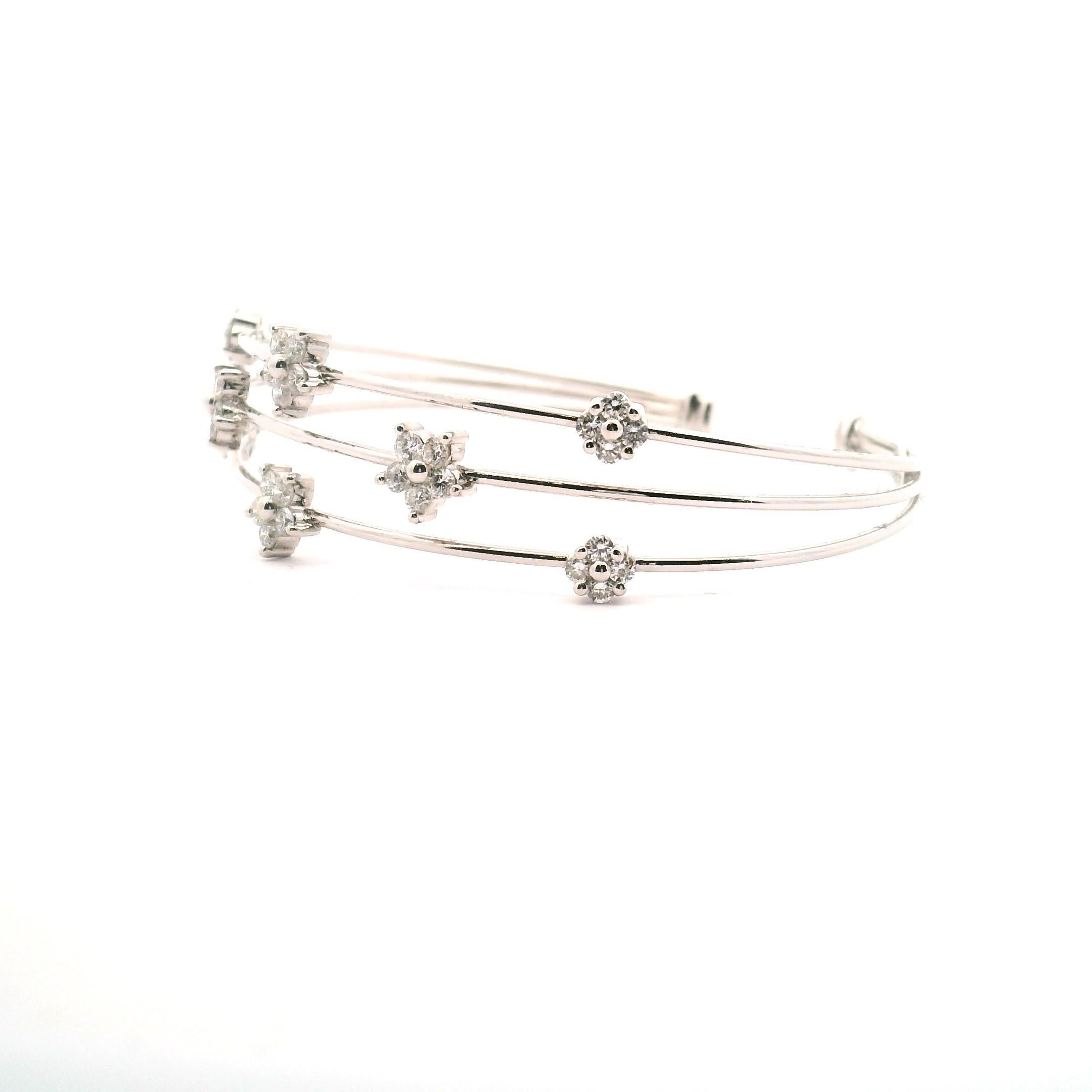 Pulsera brazalete de 3 hilos de oro blanco para señora con racimo de estrellas de 8 diamantes. 

36 diamantes redondos talla brillante de aproximadamente 1,17 cttw

El grado de claridad es SI1- SI2

El grado de color es F-G

Oro blanco de 18