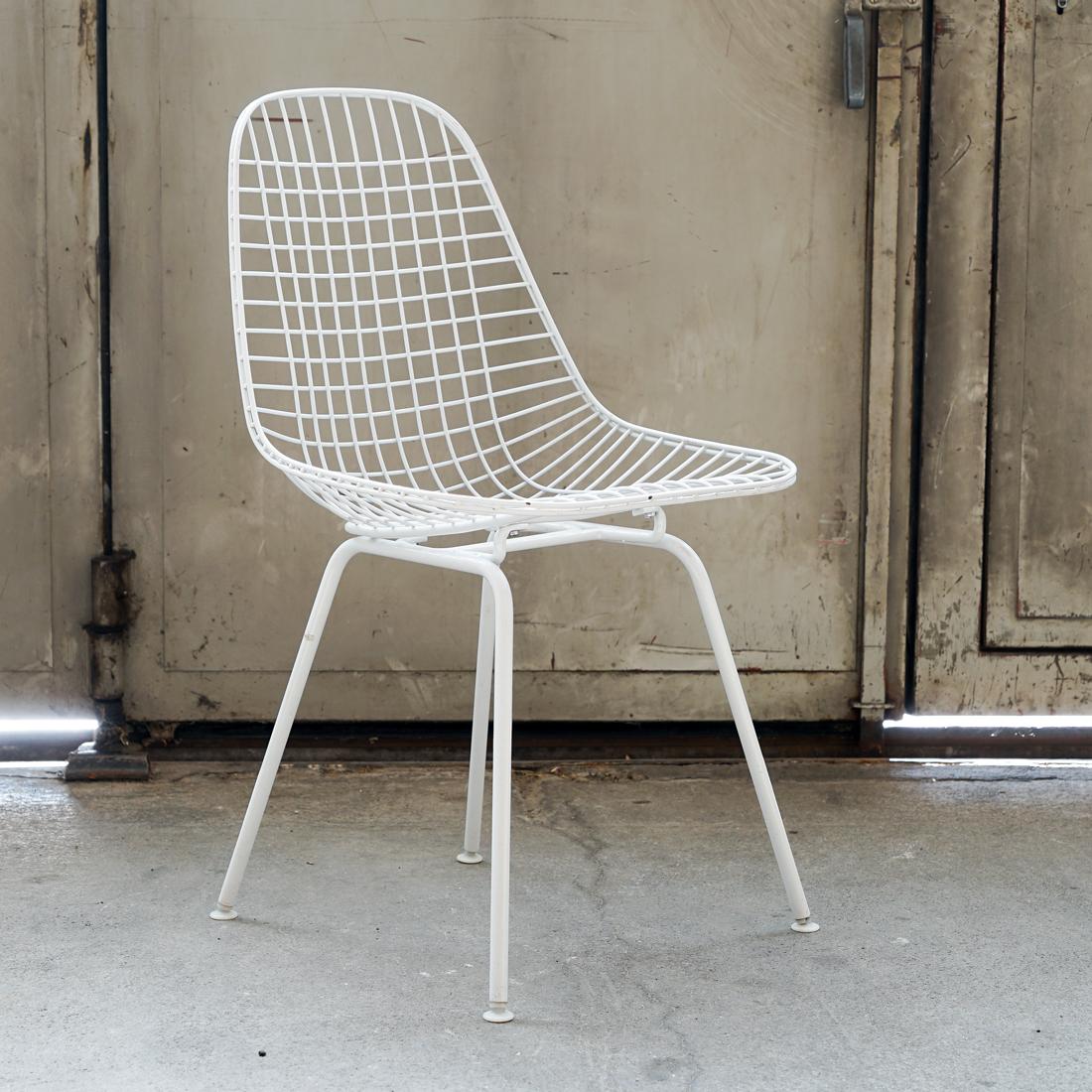 With the wire chair made of welded steel wire, Charles and Ray Eames varied the theme of the organically shaped, one-piece seat shell with an expression of light transparency and high technicality. This model DKX is combined with an eiffel frame.