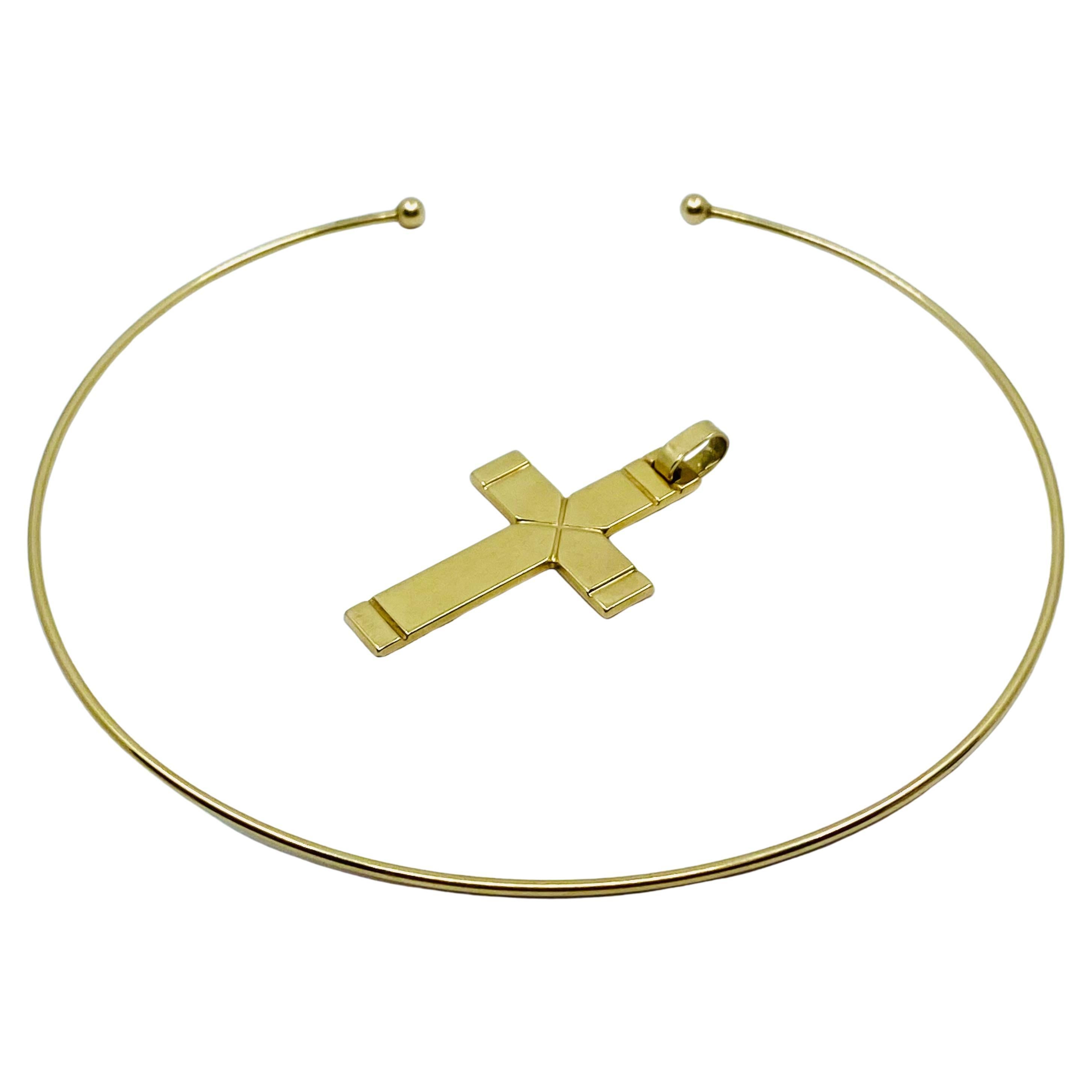 Wire Choker Necklace with Cross Pendant 14k Gold In Excellent Condition For Sale In Beverly Hills, CA