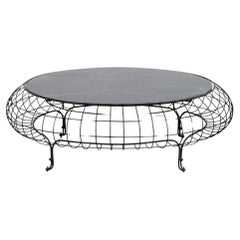 Table basse à structure métallique avec plateau en marbre noir