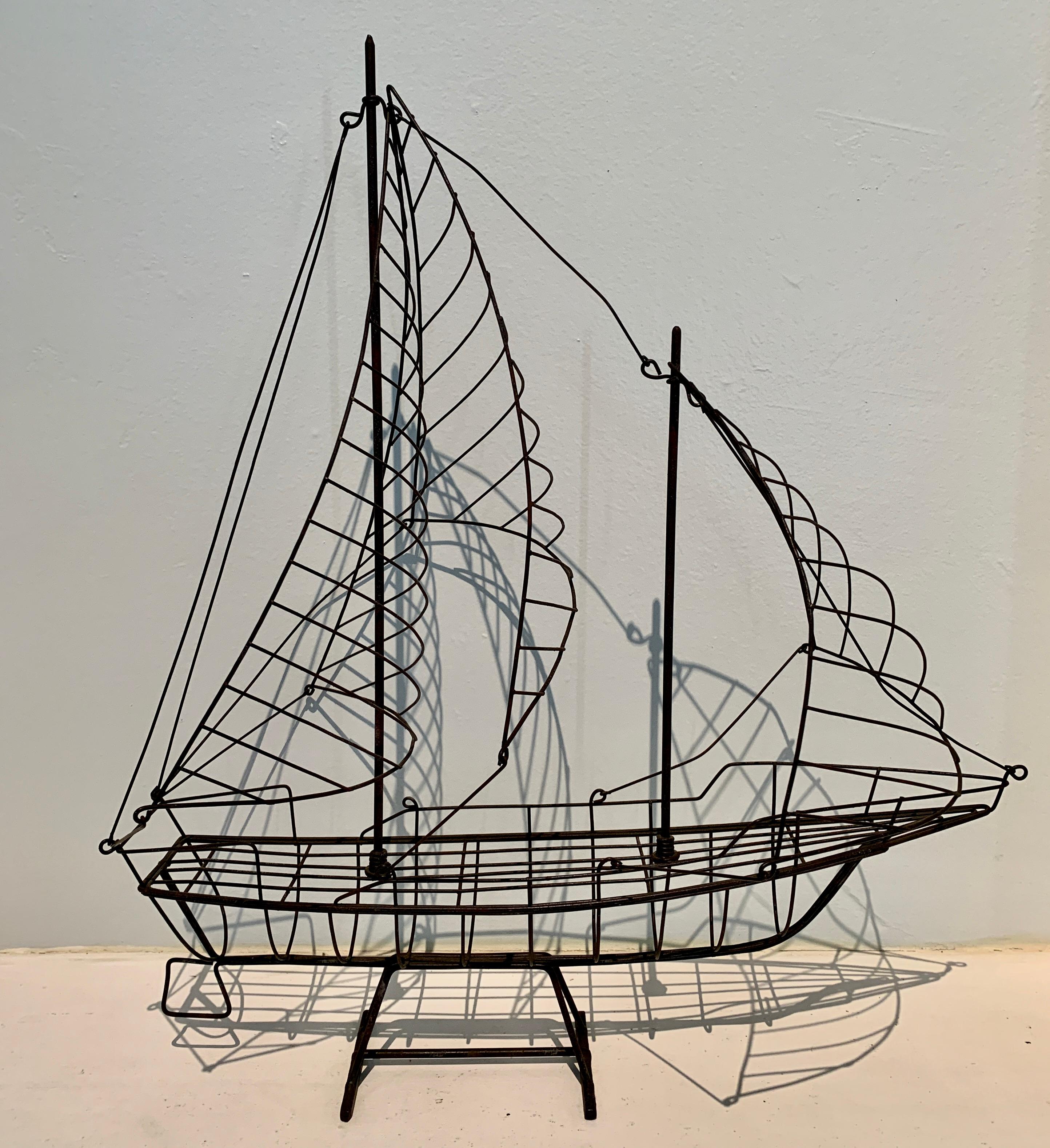 Draht-Skulptur eines Schiffes mit Segeln im Zustand „Gut“ im Angebot in Los Angeles, CA