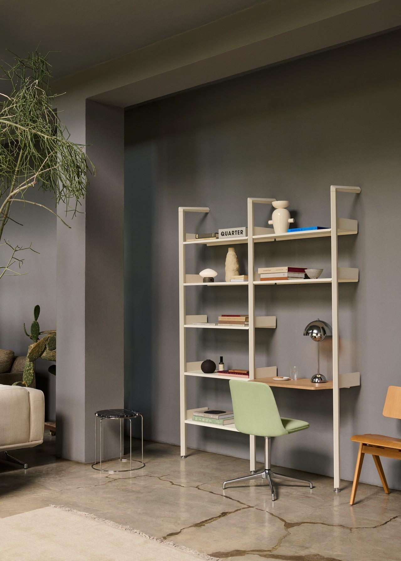 Ciò che rende il Wire Stool indicativamente Verner Panton è l'uso del filo di acciaio inossidabile per creare una forma geometrica semplice con motivi ripetuti, in uno sgabello impilabile che funge anche da tavolino. 
Un'icona degli archivi