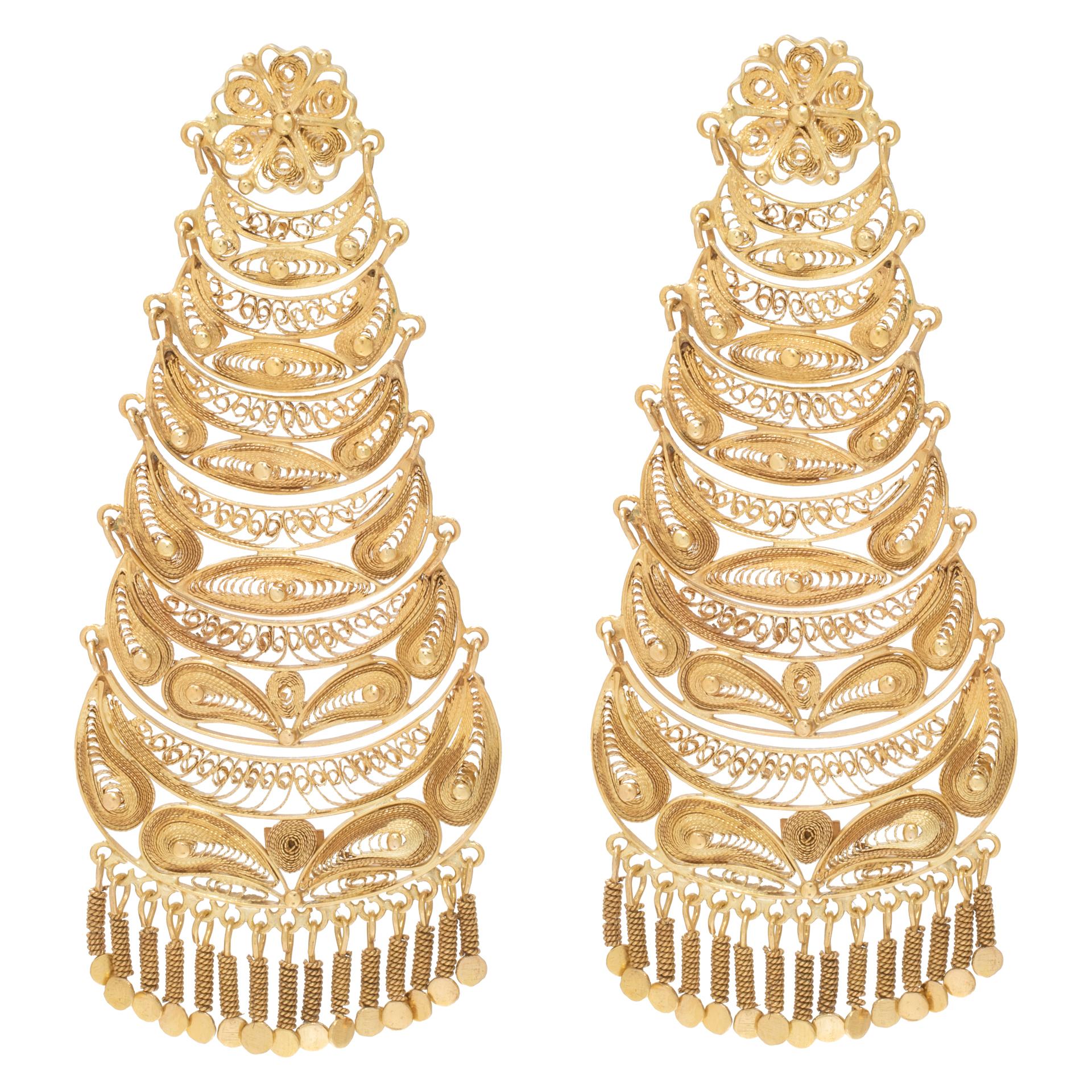 Wire woven yellow gold art deco style earrings. For Sale