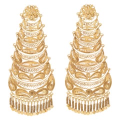 Wire woven yellow gold art deco style earrings.