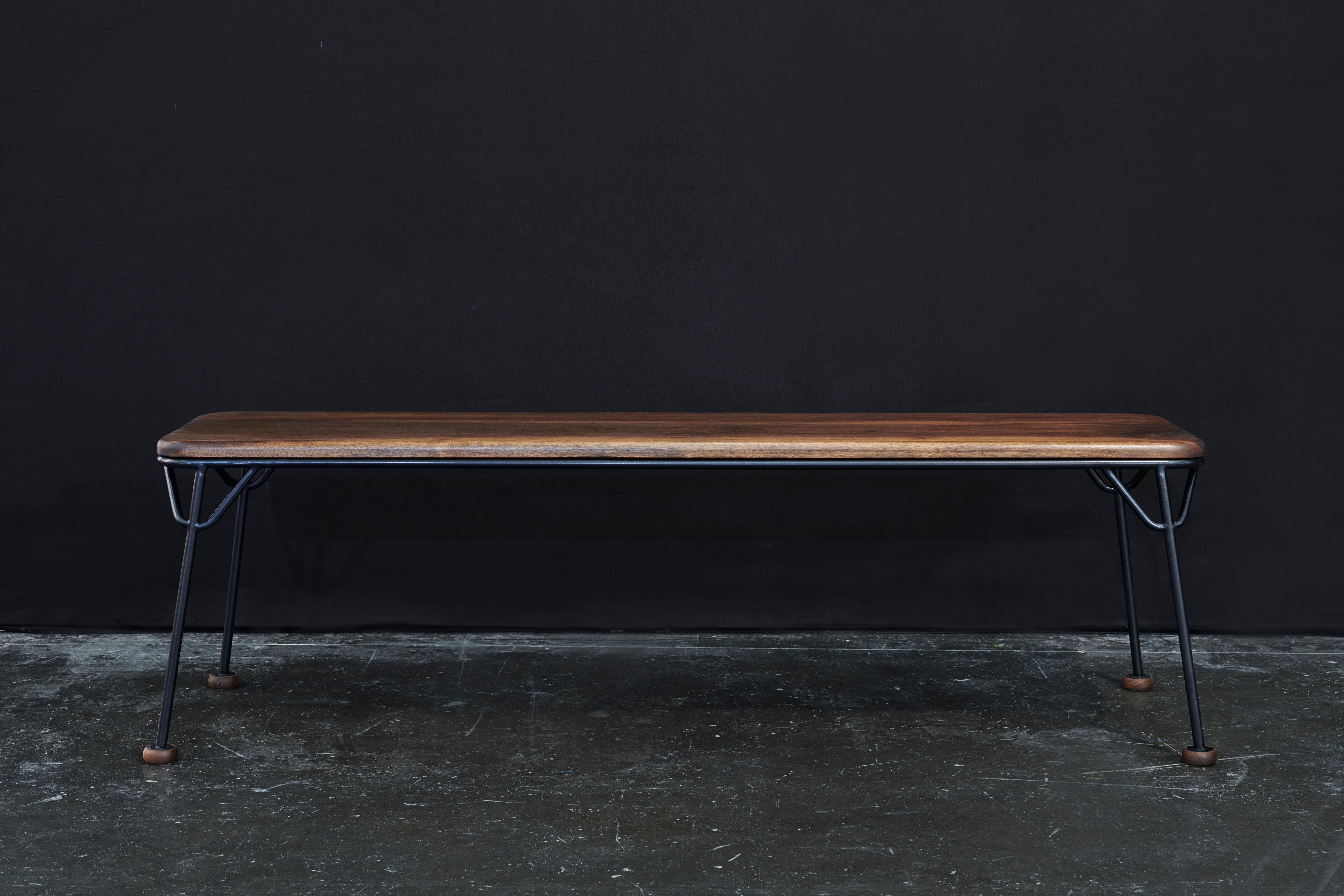 Banc câblé, banc minimaliste pour trois personnes fabriqué à la main en noyer et acier noir en vente 1
