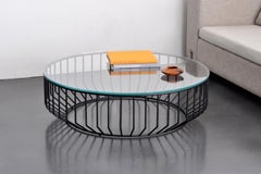 Table basse filaire - 32" avec verre par Phase Design, laiton fumé
