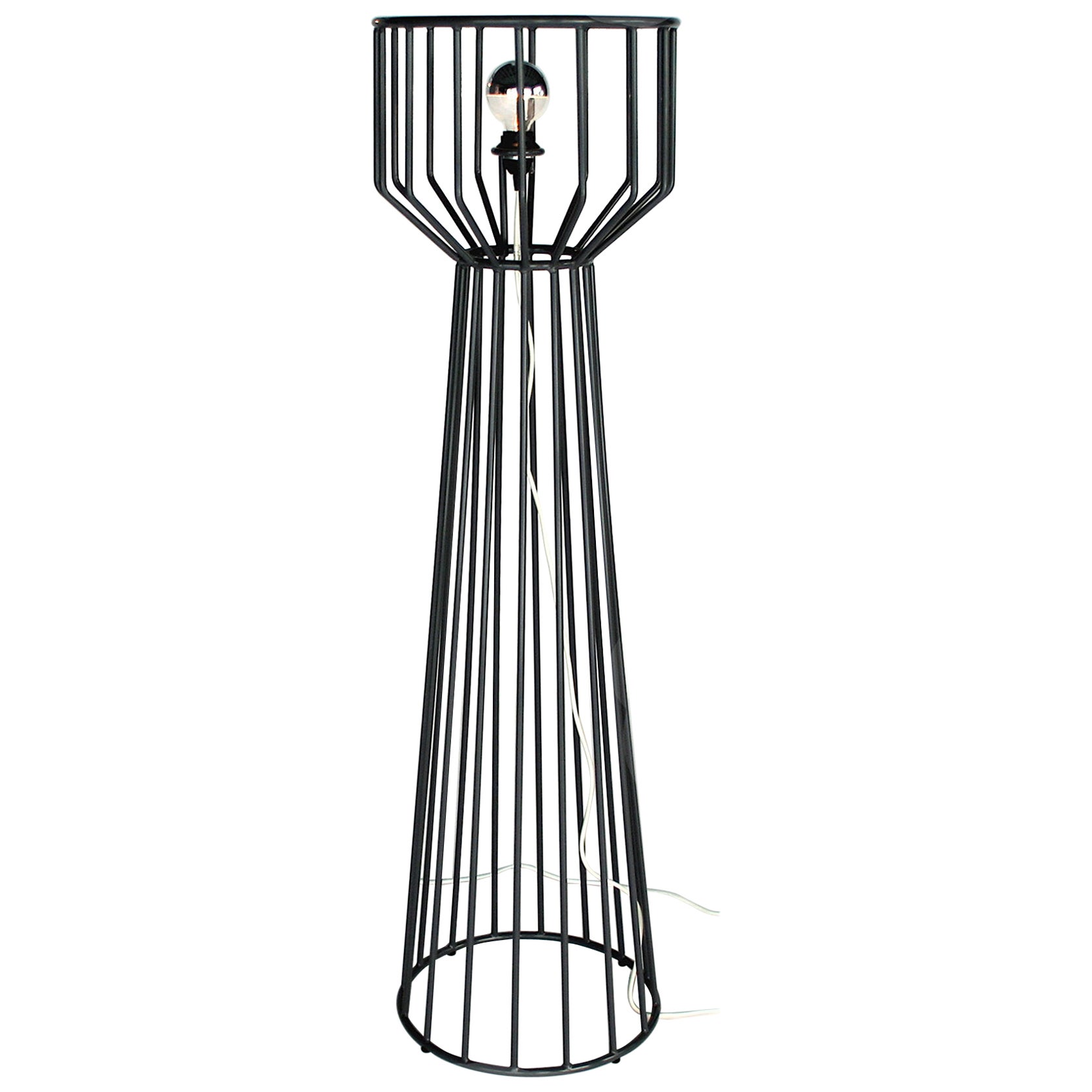 Grand lampadaire câblé par Phase Design