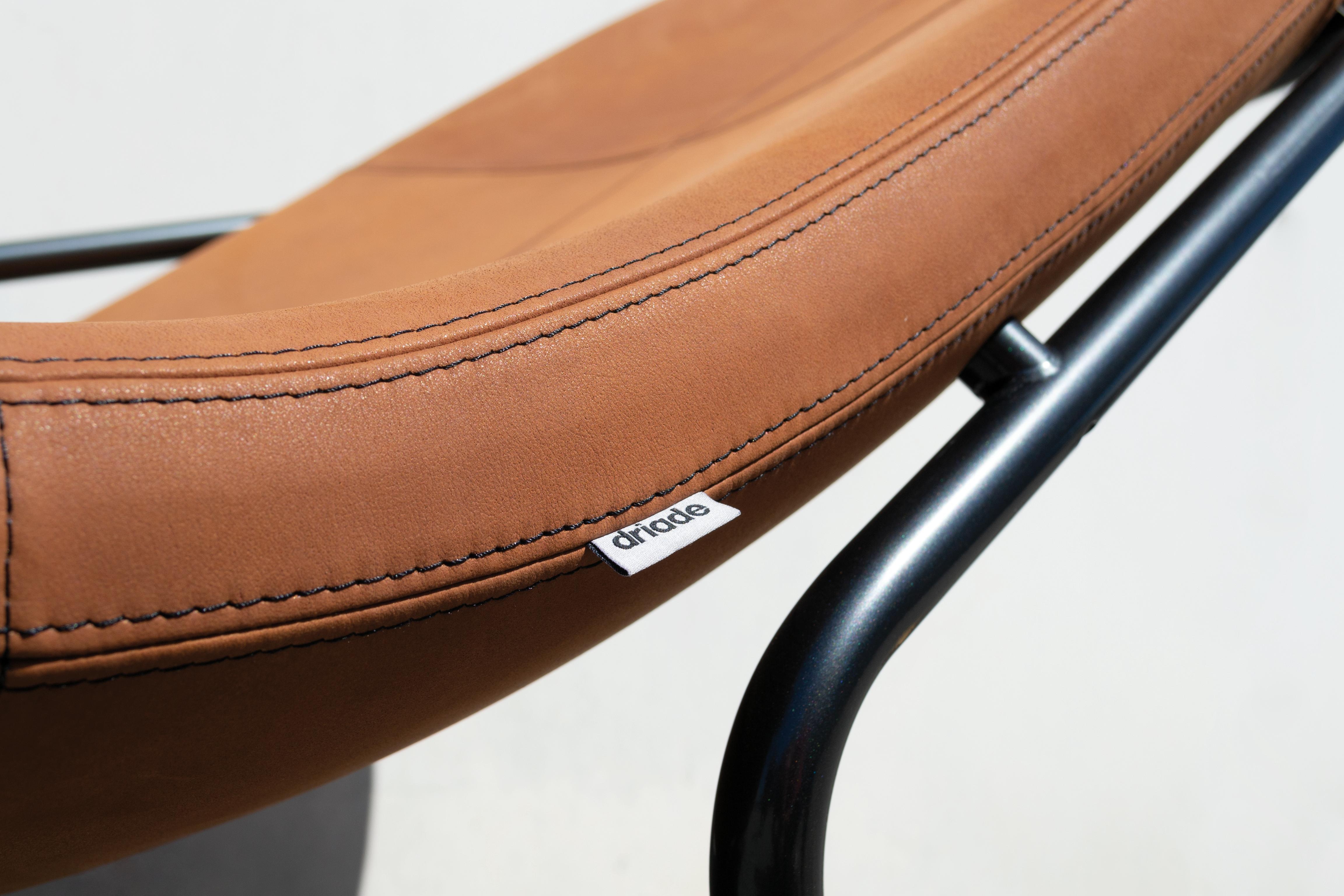 Nous avons conçu la chaise longue Wireflow en créant une coque souple et flexible, évoquant des lignes simples et fluides, avec un accent particulier sur l'ergonomie et le confort. L'intention de la conception du cadre métallique est de créer une