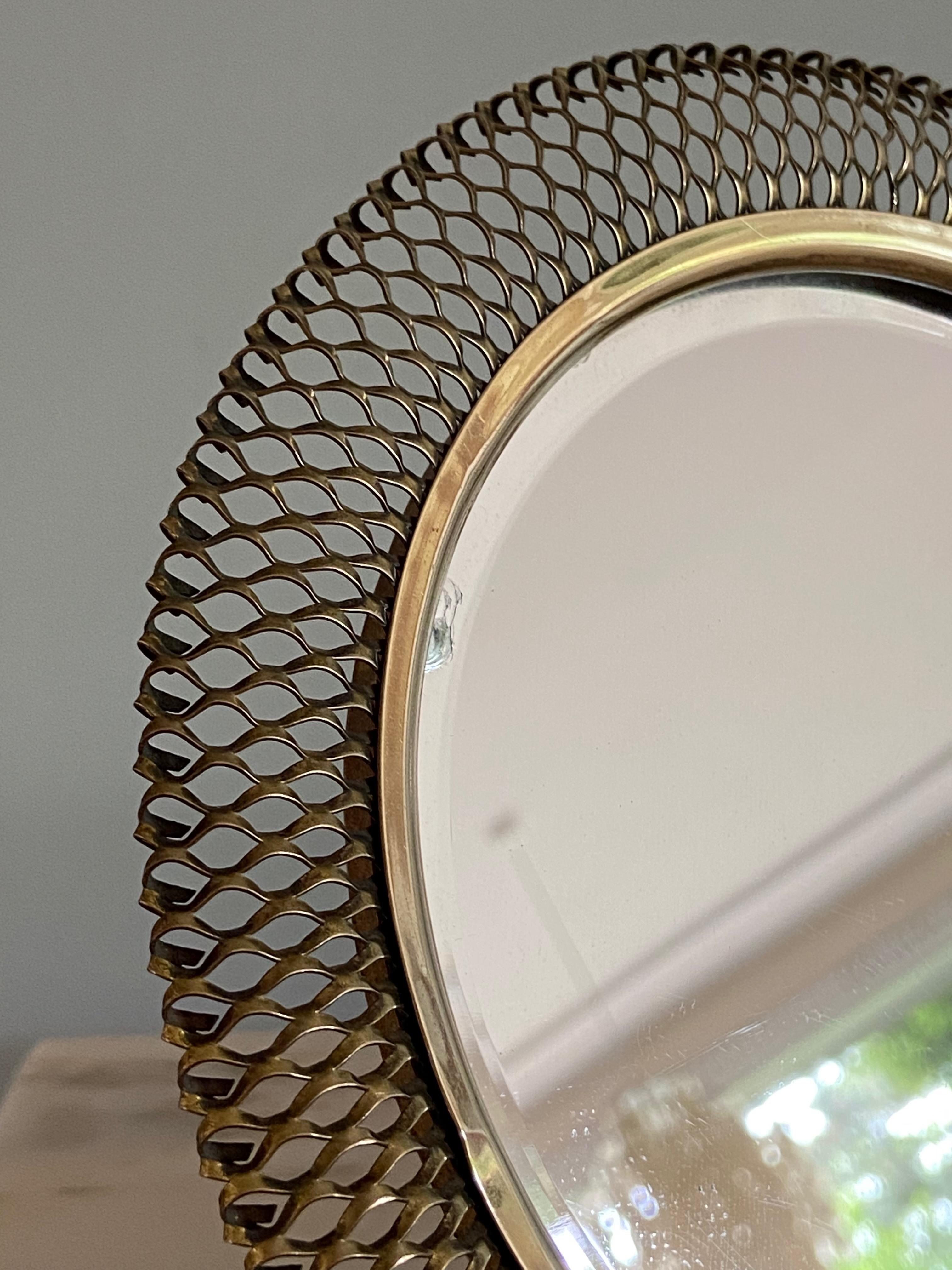 Table mirror in brass by Münchner Werkstätten produced in 1950s, Made in Germany. 
Very nice vintage condition.