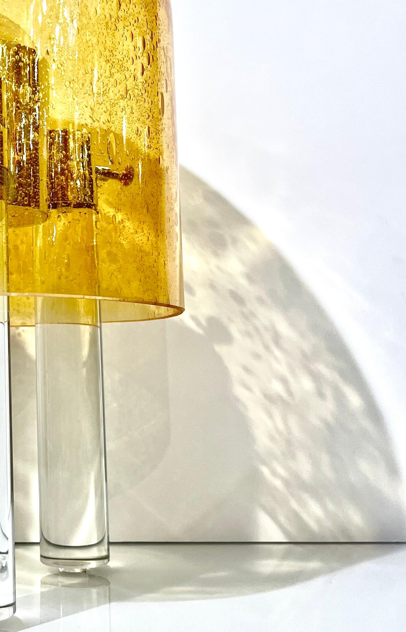 Kabellose italienische dimmbare Amber Murano Glas Space Age Gold Messing Tischlampe (Moderne der Mitte des Jahrhunderts) im Angebot