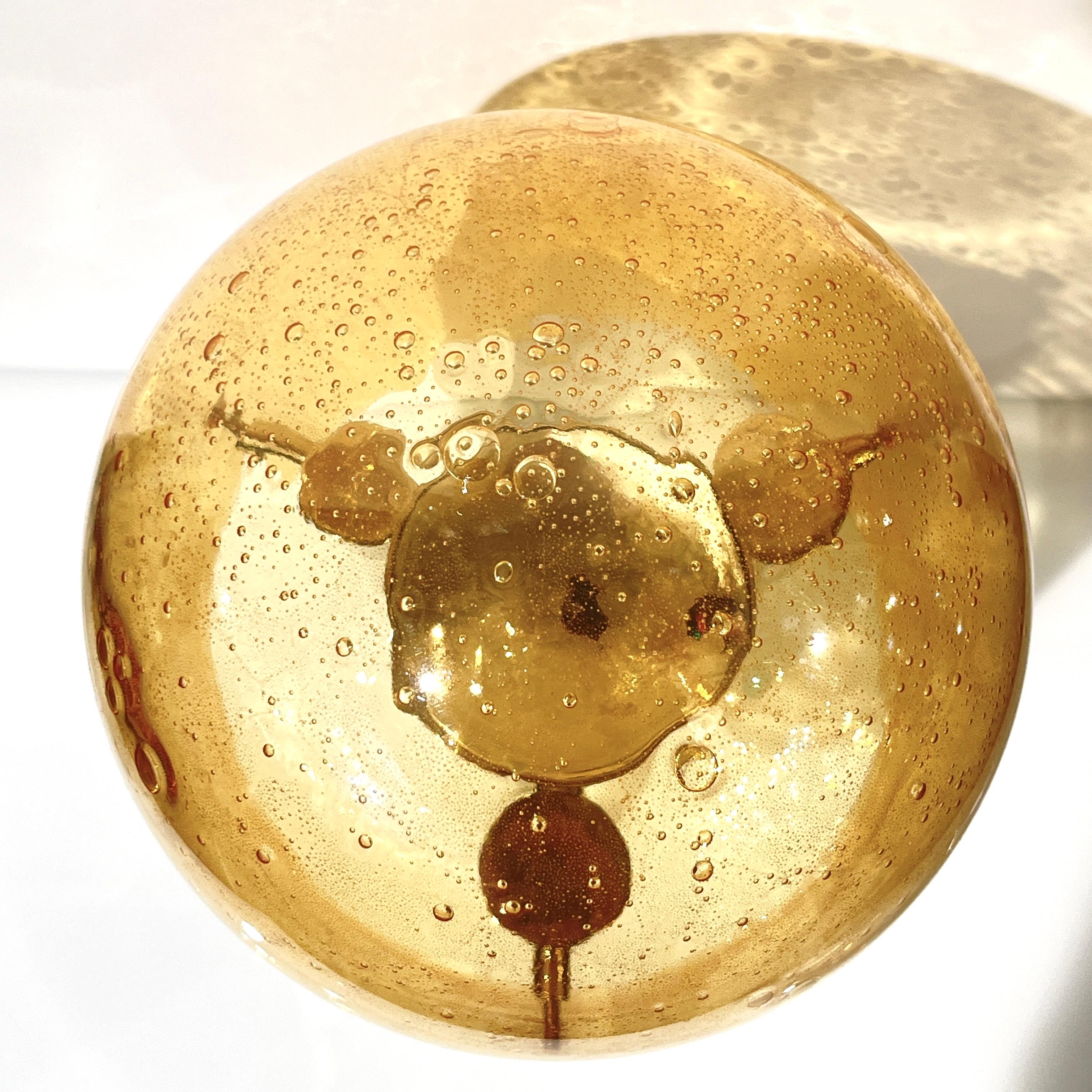 Kabellose italienische dimmbare Amber Murano Glas Space Age Gold Messing Tischlampe (Italienisch) im Angebot