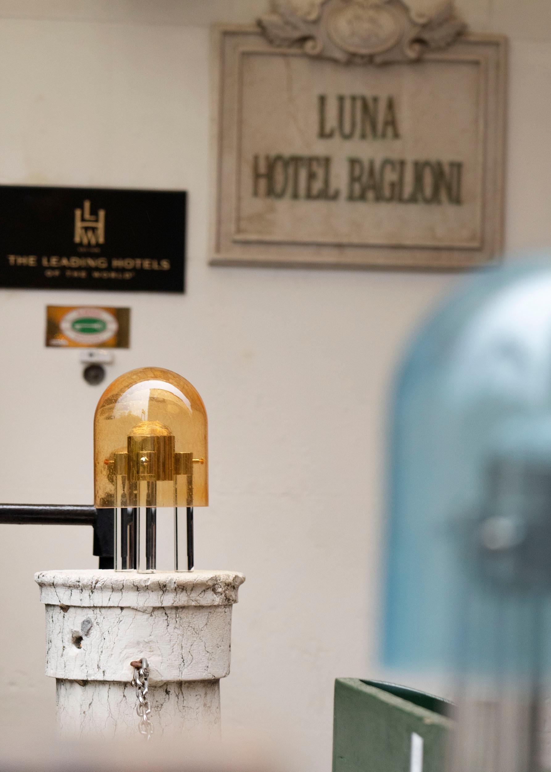 Métal Lampe de bureau italienne à gradation en verre de Murano ambré de l'ère spatiale et laiton doré en vente