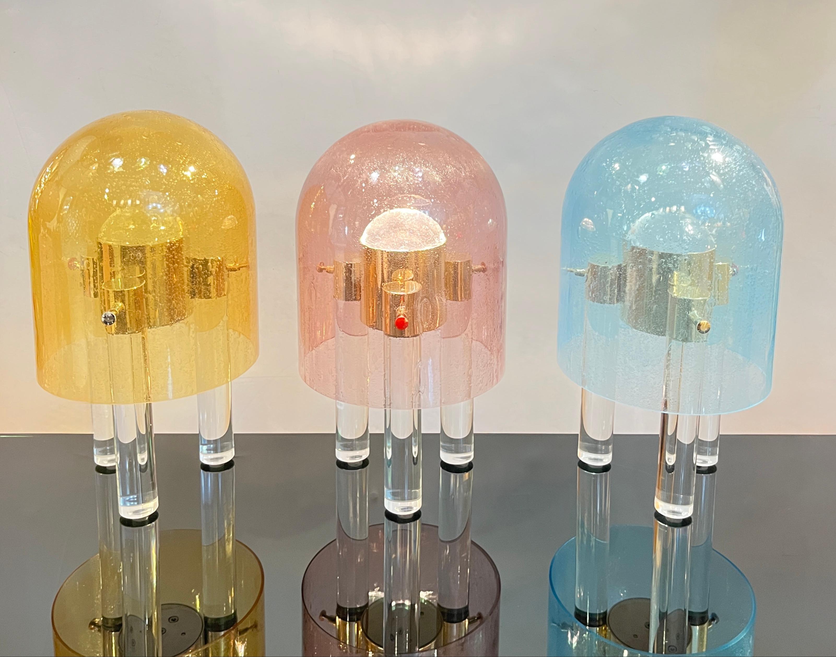Kabellose italienische dimmbare Amber Murano Glas Space Age Gold Messing Tischlampe (Metall) im Angebot