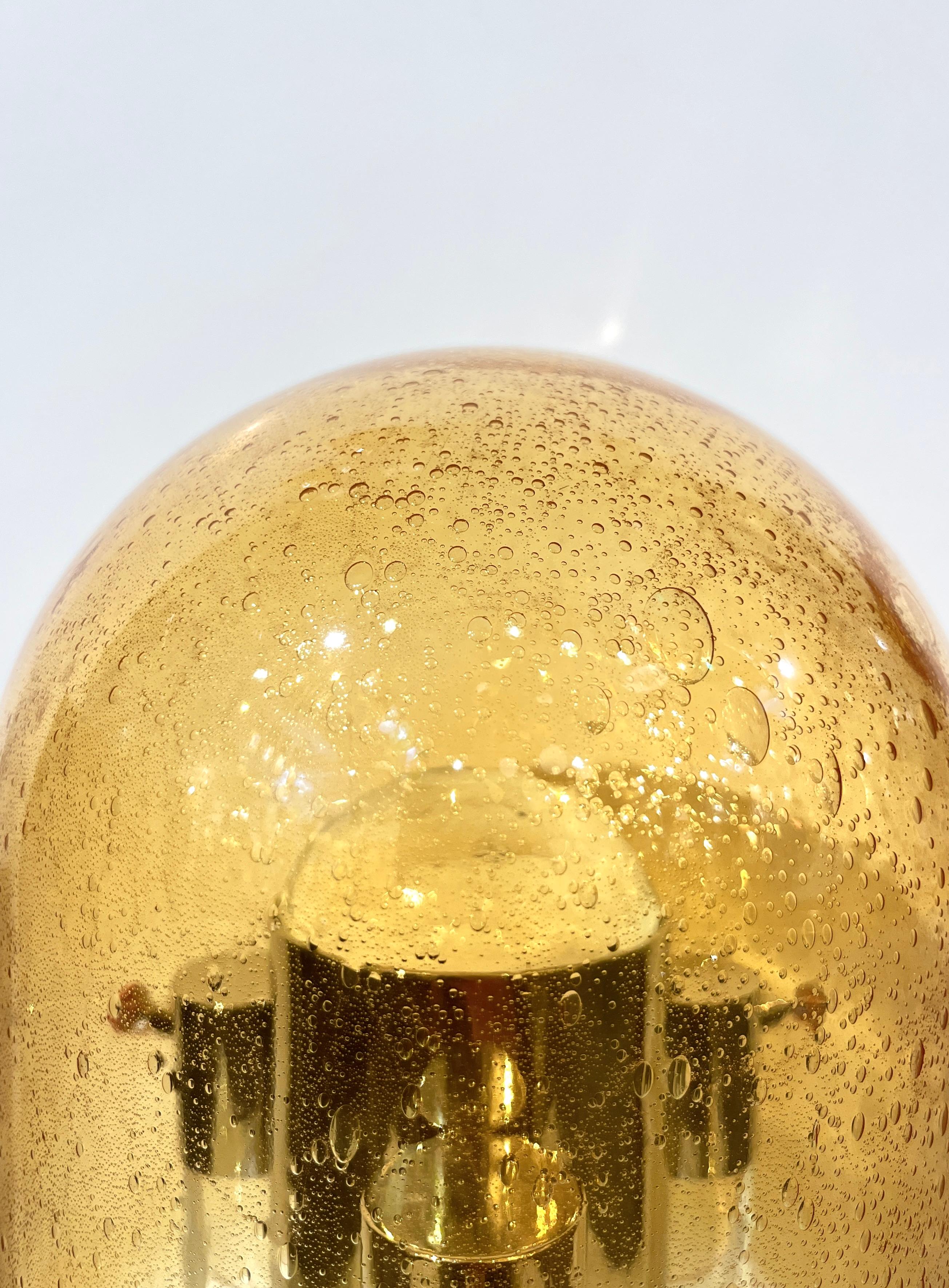 Kabellose italienische dimmbare Amber Murano Glas Space Age Gold Messing Tischlampe im Angebot 1