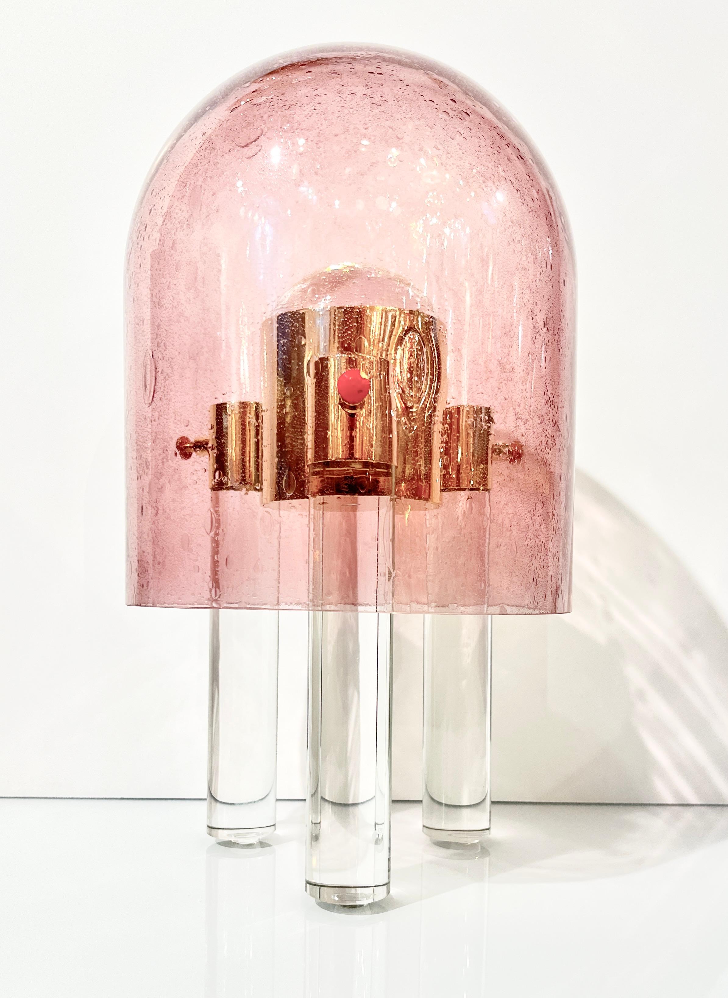 Un produit MULTIFORME exclusif pour Cosulich Interiors & Antiques.
L'image d'un vaisseau spatial, lancé à la conquête de l'espace, fusionne l'esthétique futuriste de l'imagerie de l'ère spatiale du XXe siècle avec le post-modernisme du mouvement