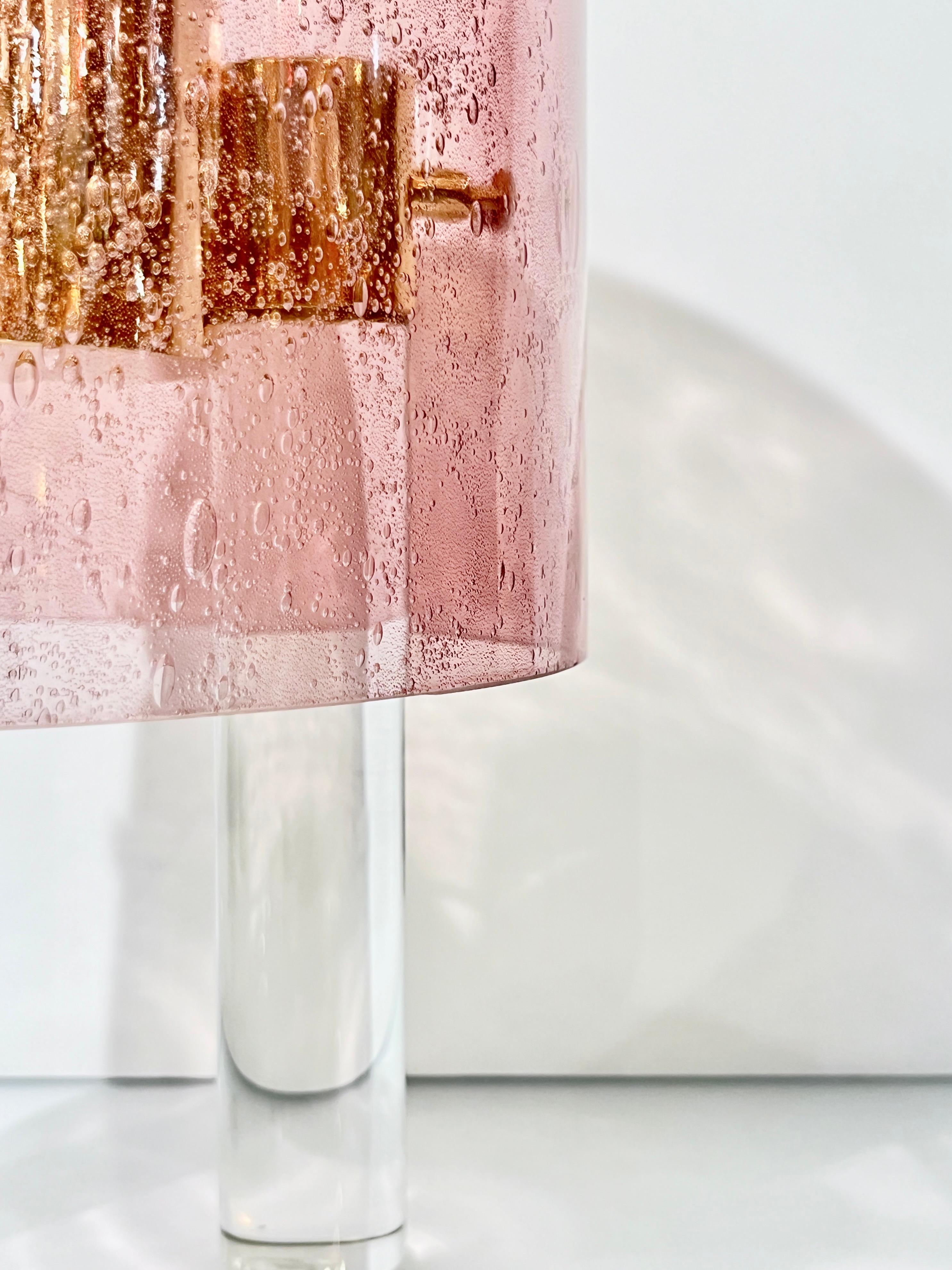 Mid-Century Modern Lampe de bureau italienne à gradation en verre de Murano rose de l'ère spatiale et laiton doré en vente