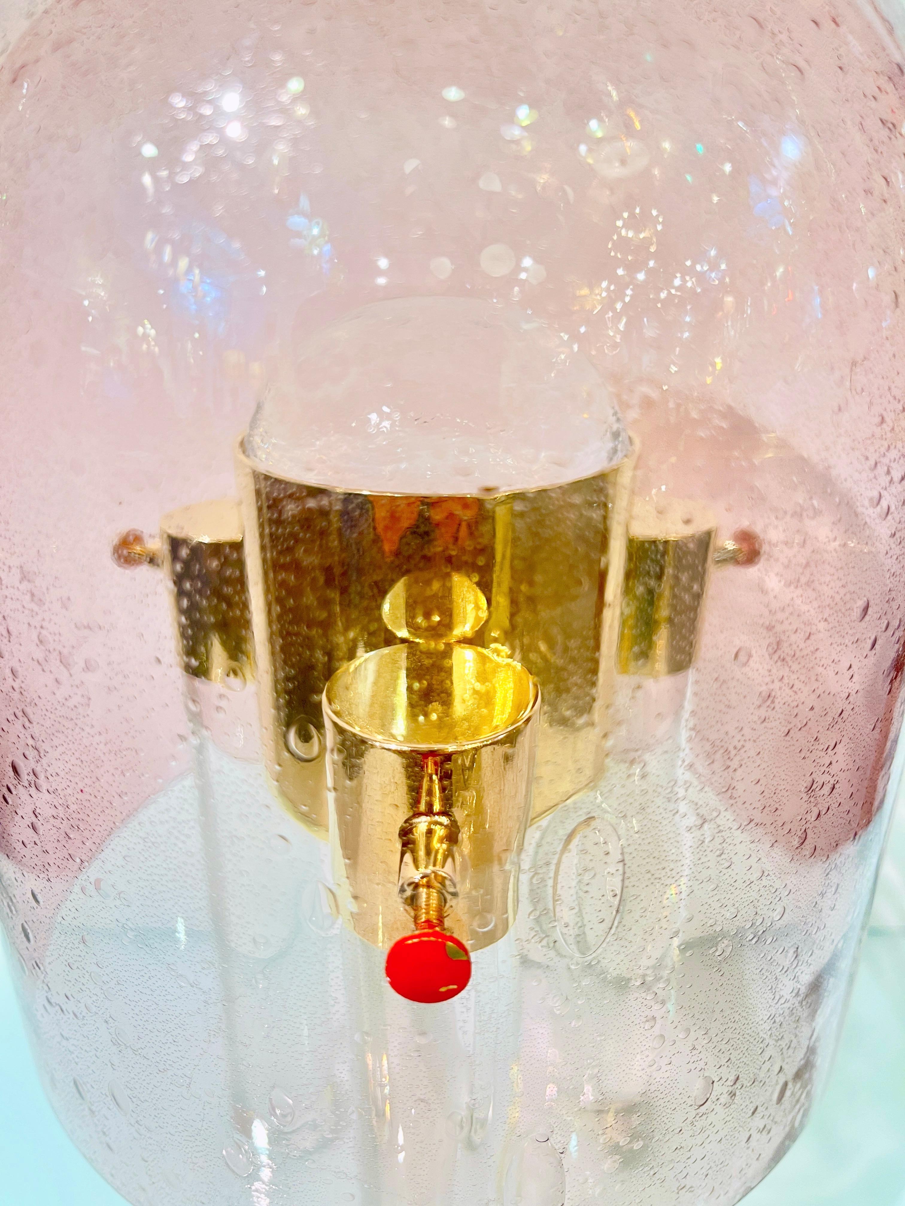 Fait main Lampe de bureau italienne à gradation en verre de Murano rose de l'ère spatiale et laiton doré en vente