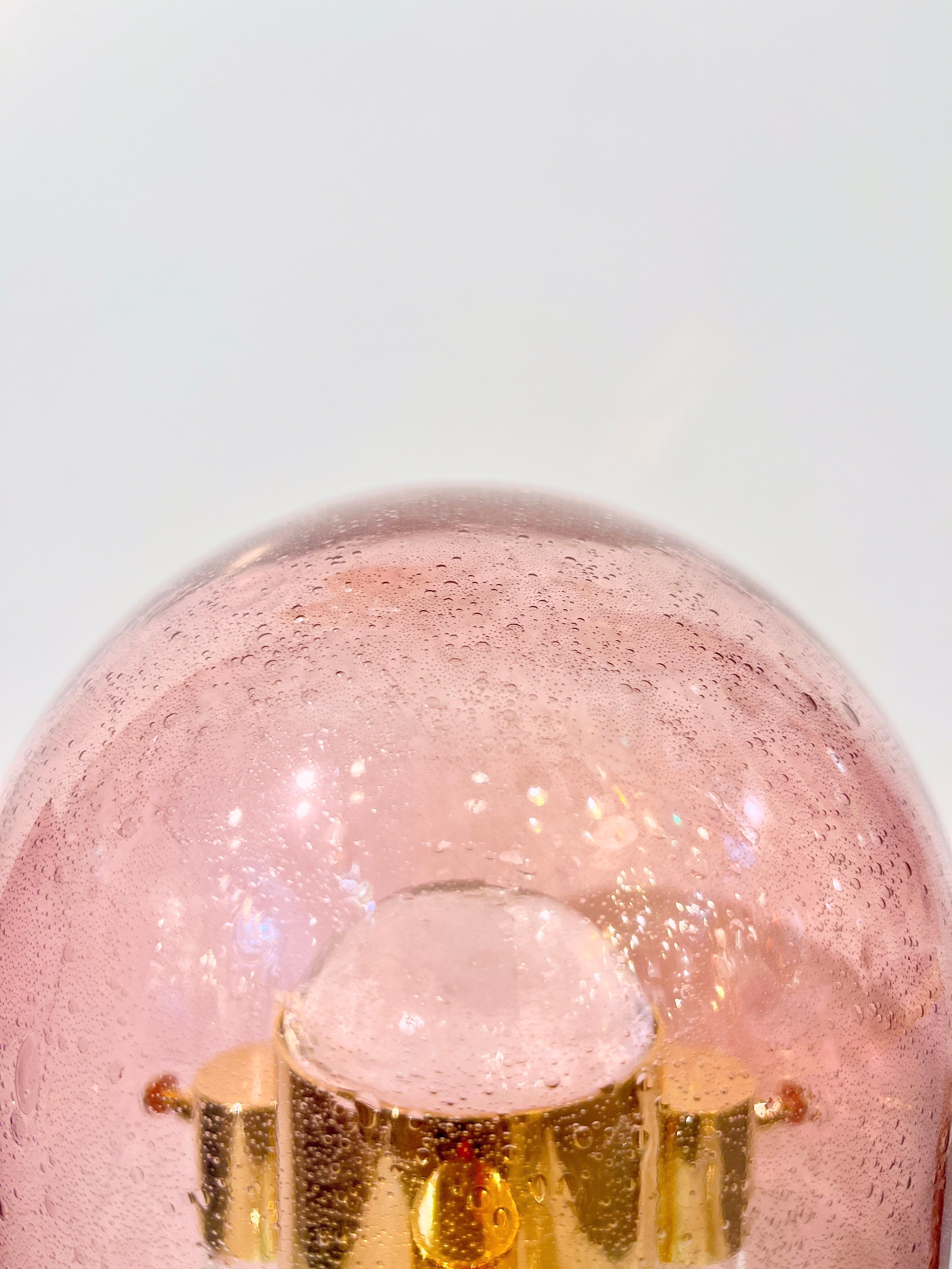 Métal Lampe de bureau italienne à gradation en verre de Murano rose de l'ère spatiale et laiton doré en vente