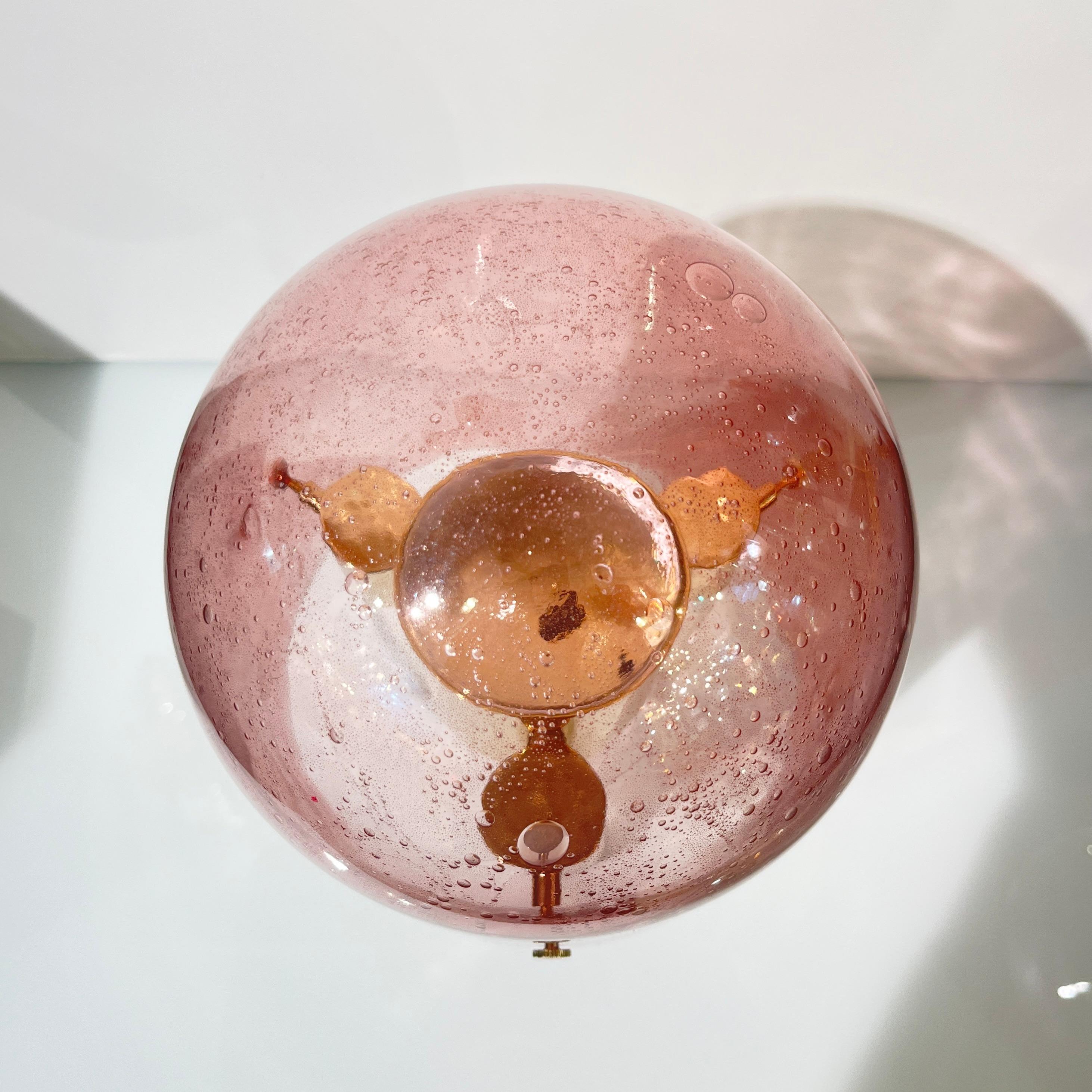 Lampe de bureau italienne à gradation en verre de Murano rose de l'ère spatiale et laiton doré en vente 2