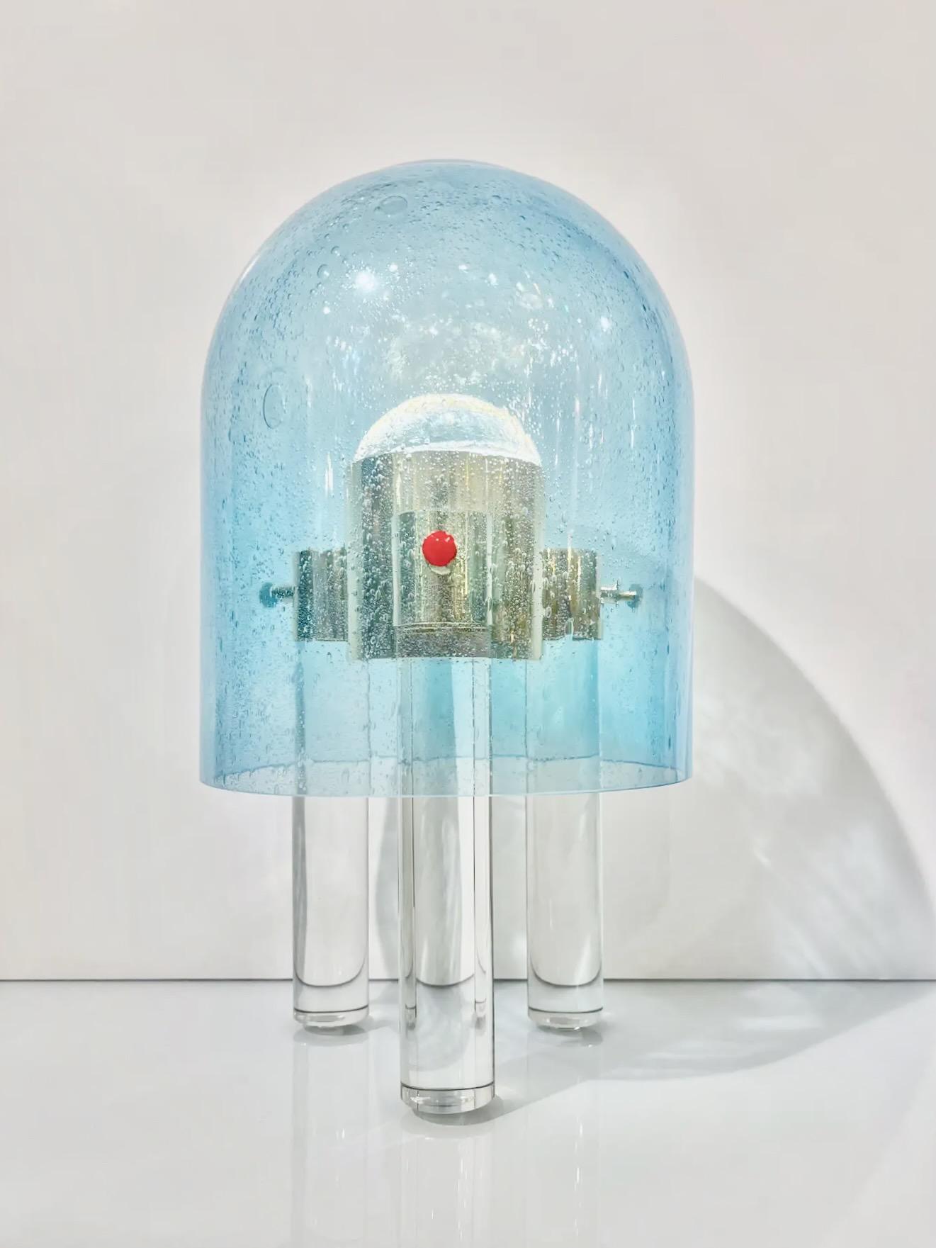 Lampe de bureau italienne à gradation en verre de Murano bleu ciel de l'ère spatiale, en laiton doré en vente 2