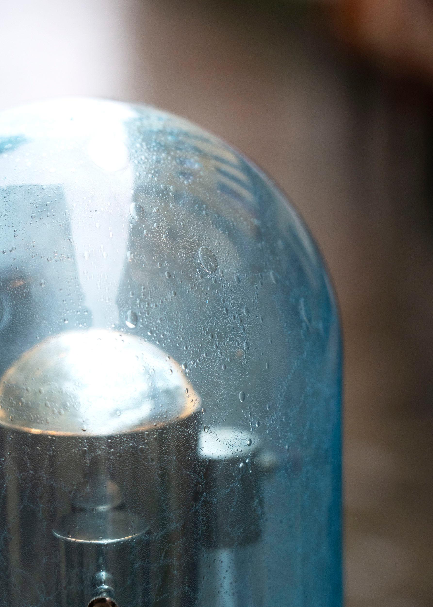 Lampe de bureau italienne à gradation en verre de Murano bleu ciel de l'ère spatiale, en laiton doré en vente 3