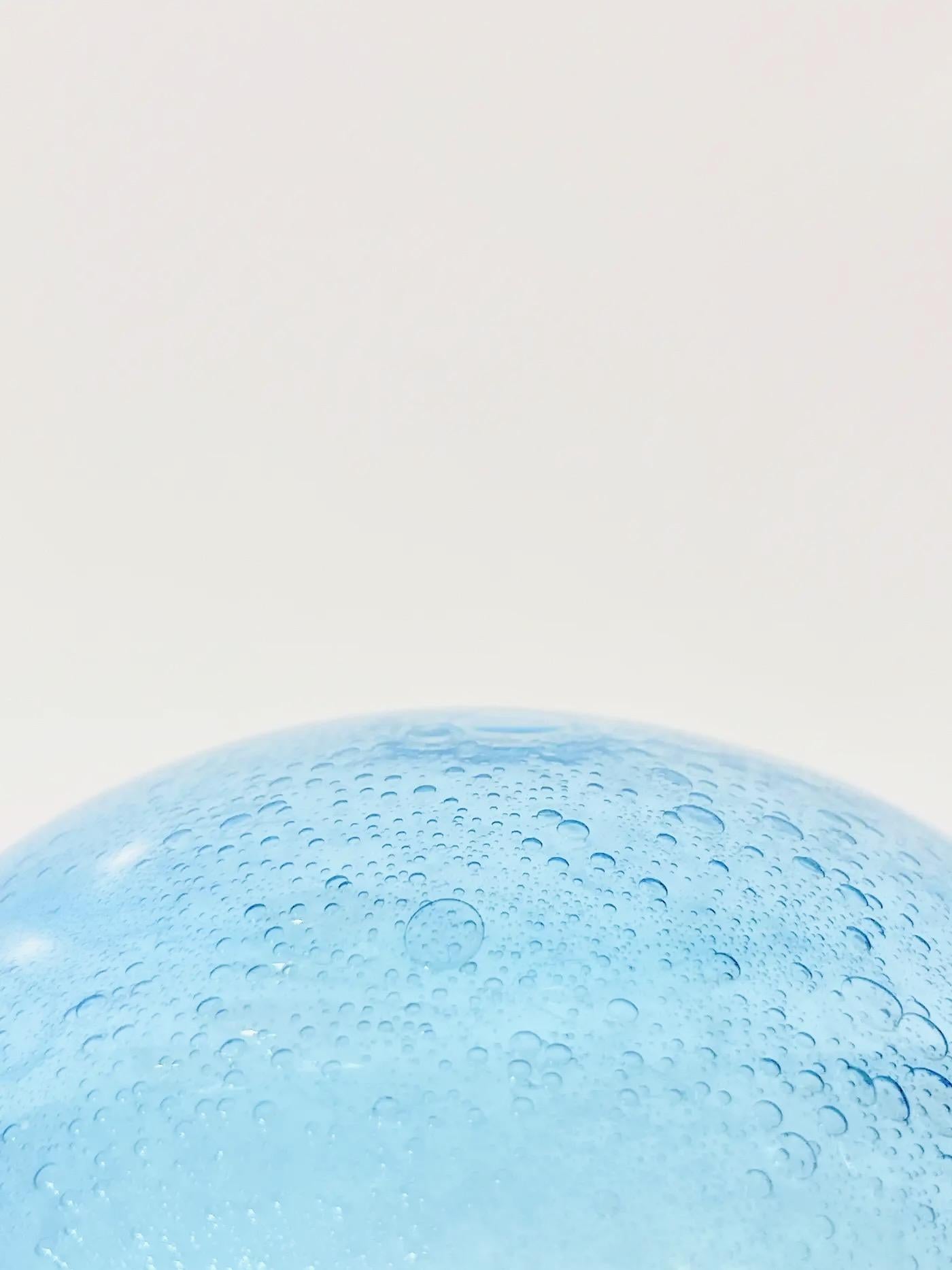 Lampe de bureau italienne à gradation en verre de Murano bleu ciel de l'ère spatiale, en laiton doré en vente 4