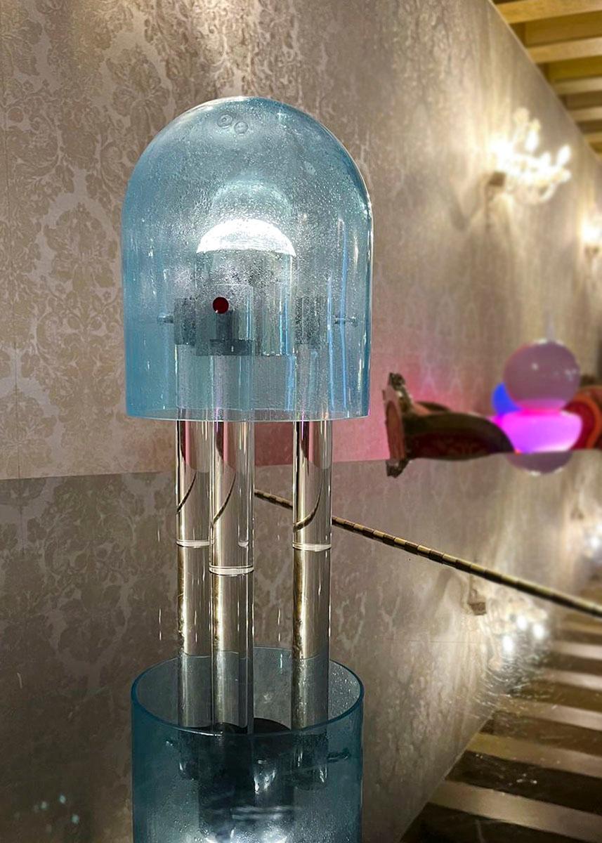 Lampe de bureau italienne à gradation en verre de Murano bleu ciel de l'ère spatiale, en laiton doré en vente 5