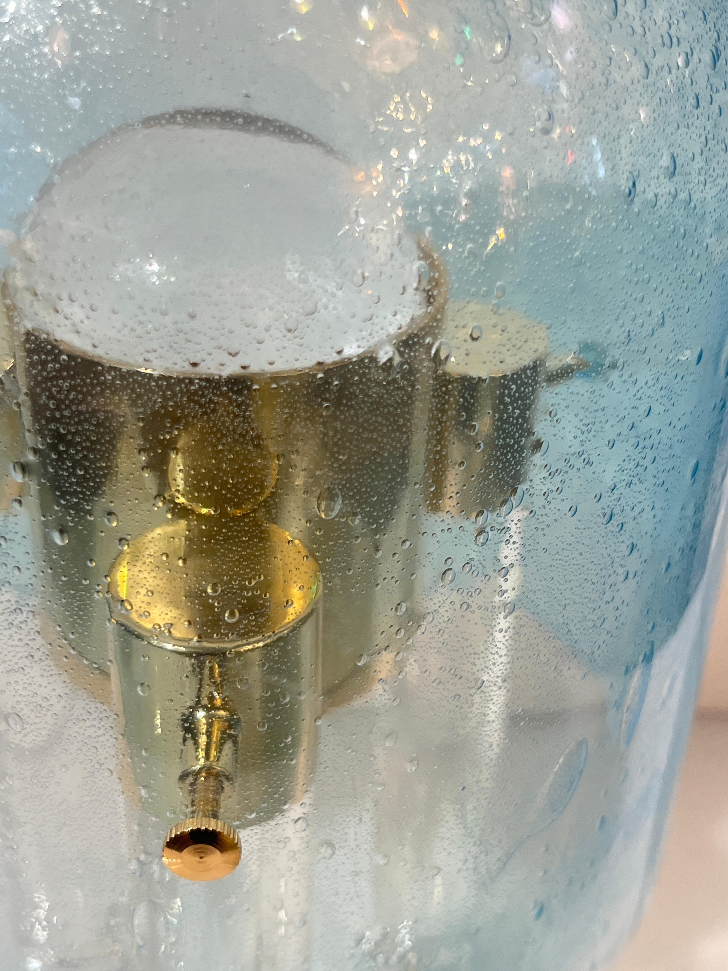 Fait main Lampe de bureau italienne à gradation en verre de Murano bleu ciel de l'ère spatiale, en laiton doré en vente