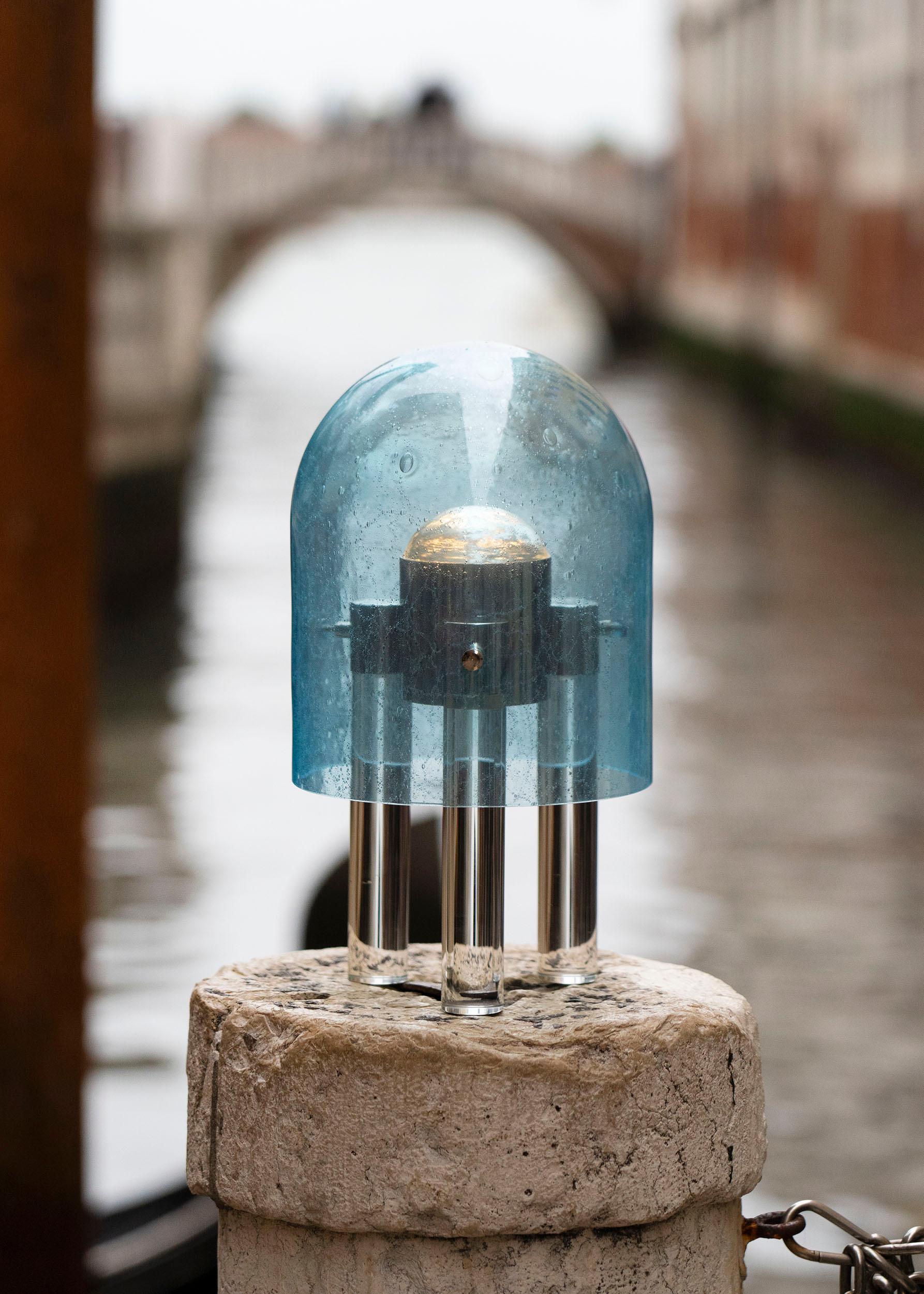 Métal Lampe de bureau italienne à gradation en verre de Murano bleu ciel de l'ère spatiale, en laiton doré en vente