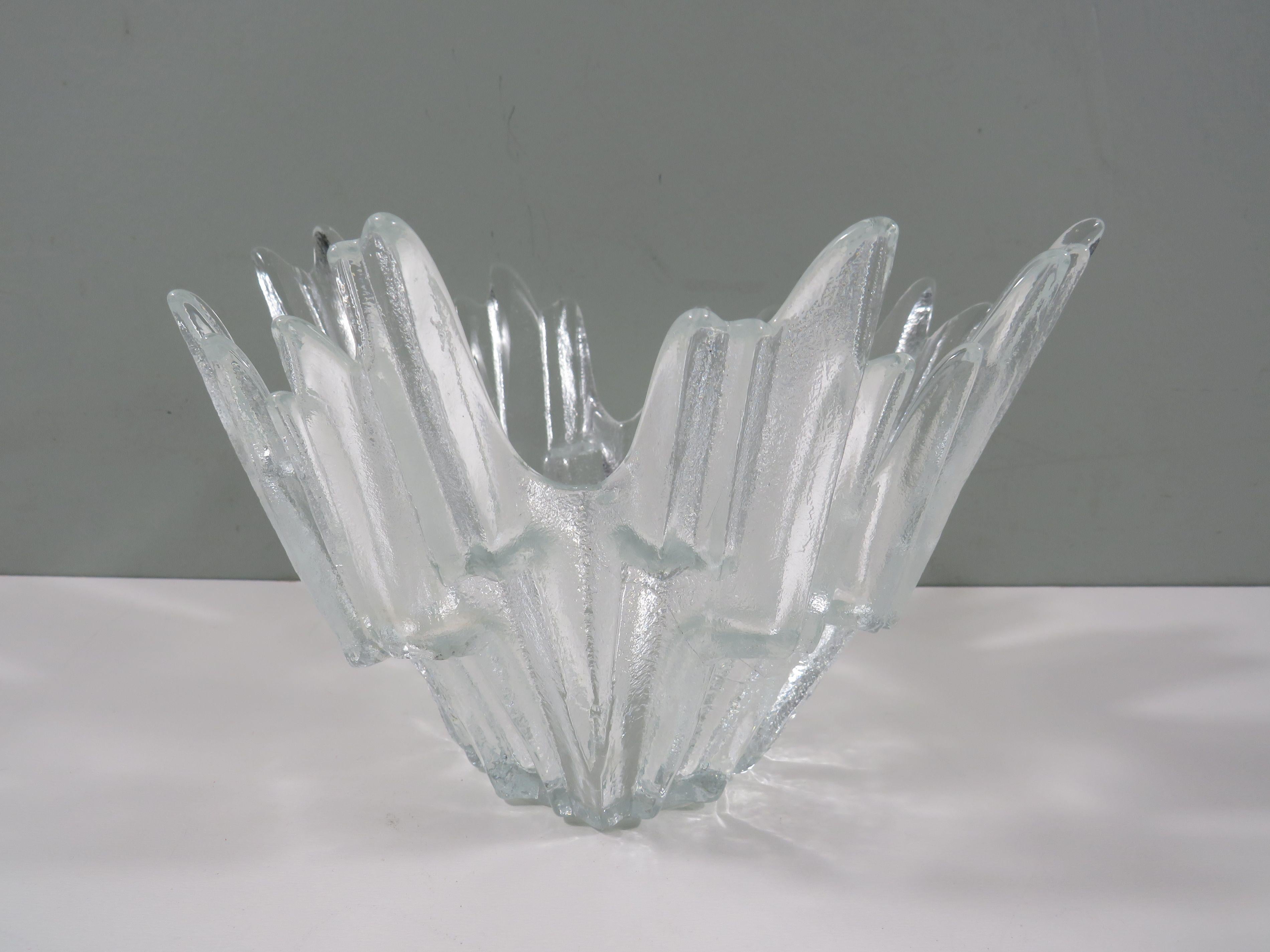 Ce bol en verre époustouflant - Revontulet ou Northern Lights, conçu par le légendaire Tapio Wirkkala, dégage une élégance intemporelle qui s'intègre parfaitement à tout style d'intérieur. Wirkkala, l'un des plus célèbres designers finlandais, est