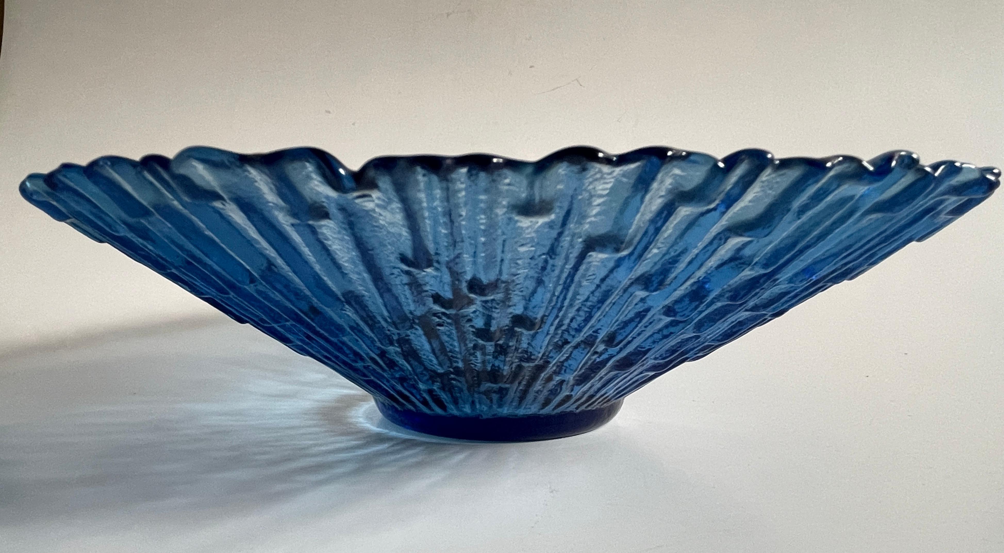  Wirkkala Finland 1970's Scandinavian Blue Icicle Glass Centrepiece Bowl In Good Condition For Sale In New York, NY