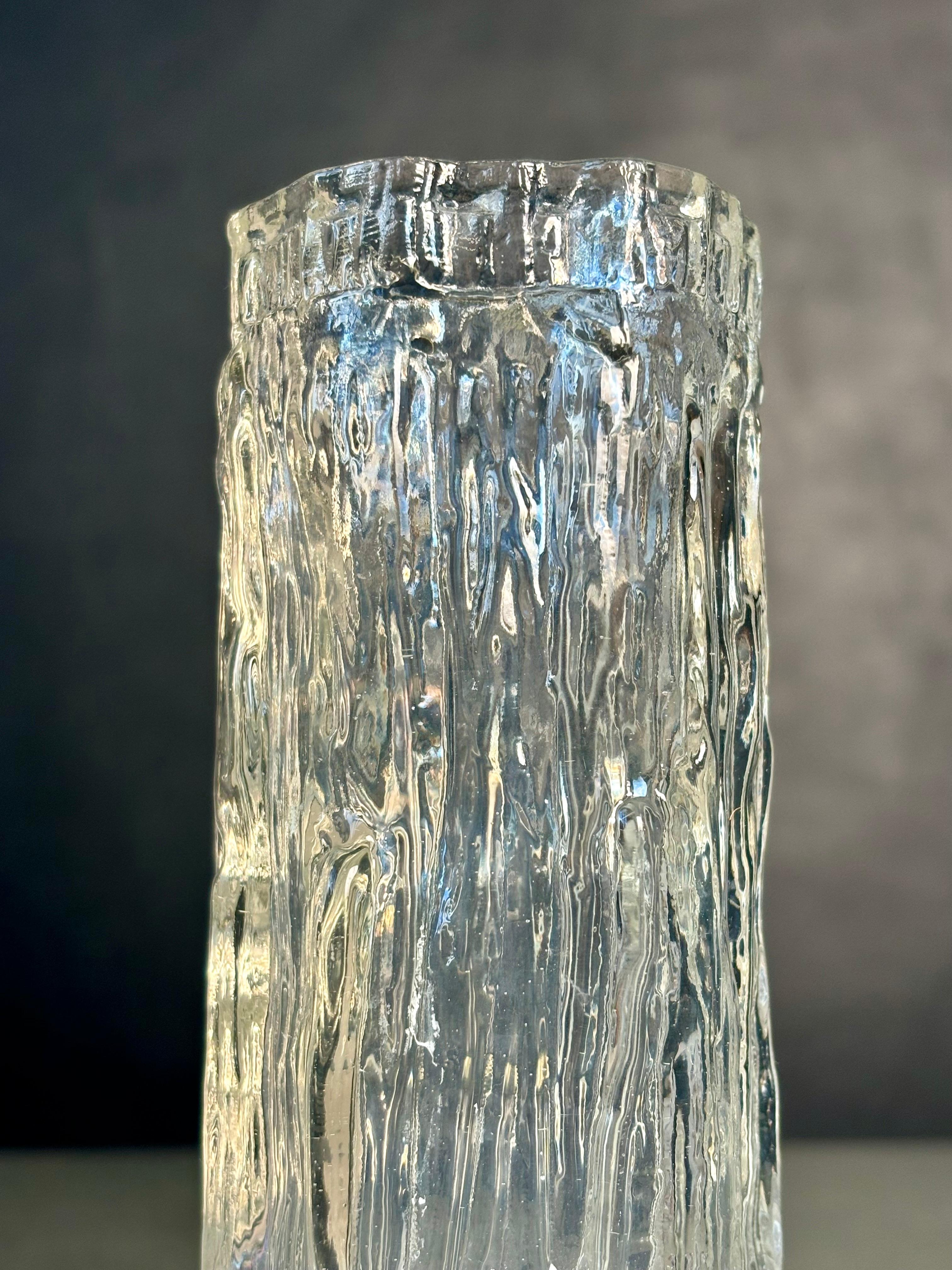 Finlandais Vase en verre d'art texturé Wirkkala, Finlande, 1970 en vente