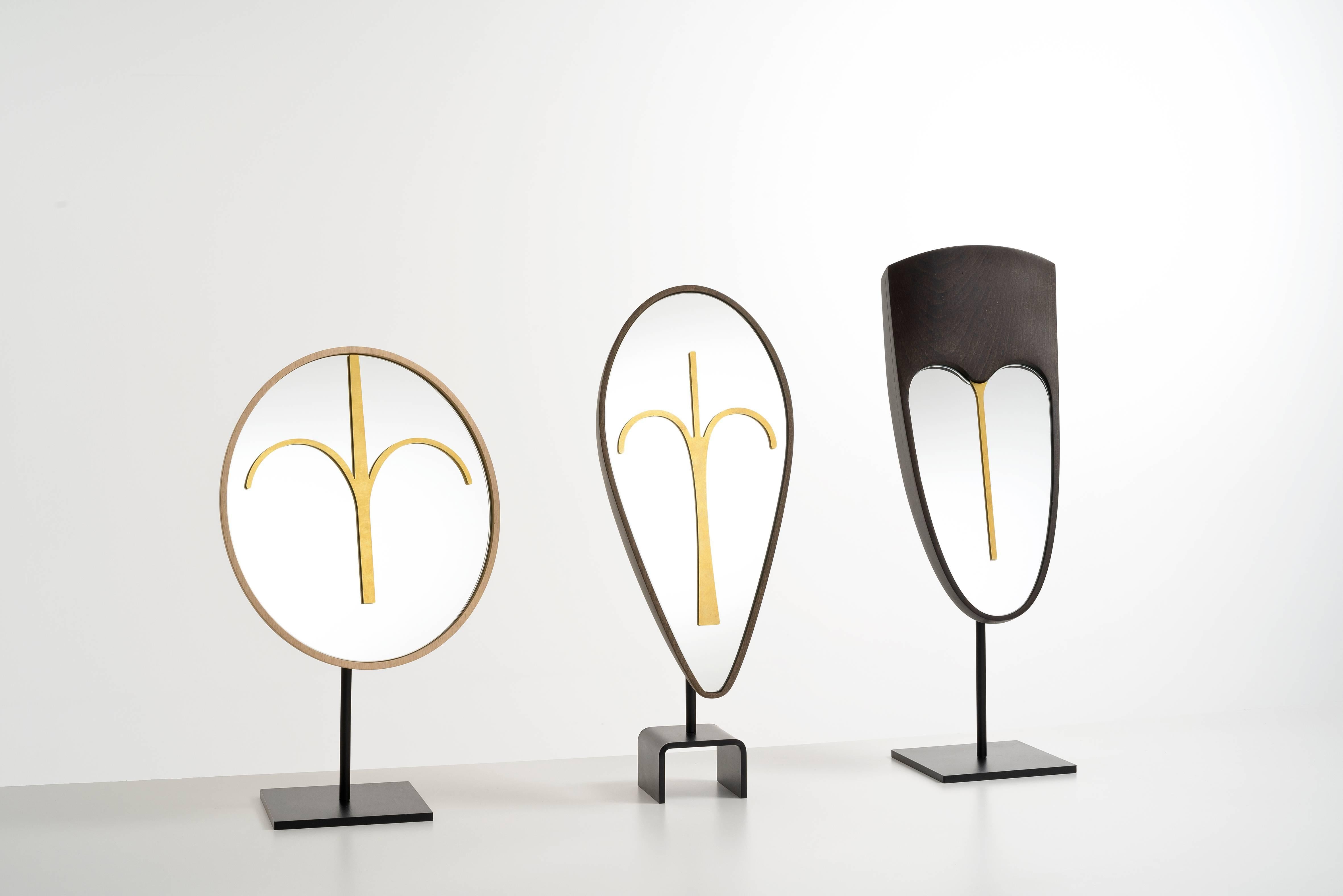 XXIe siècle et contemporain Miroir Wise Eze, masque tribal moderne, base en métal noir, bois massif marron Wengè en vente