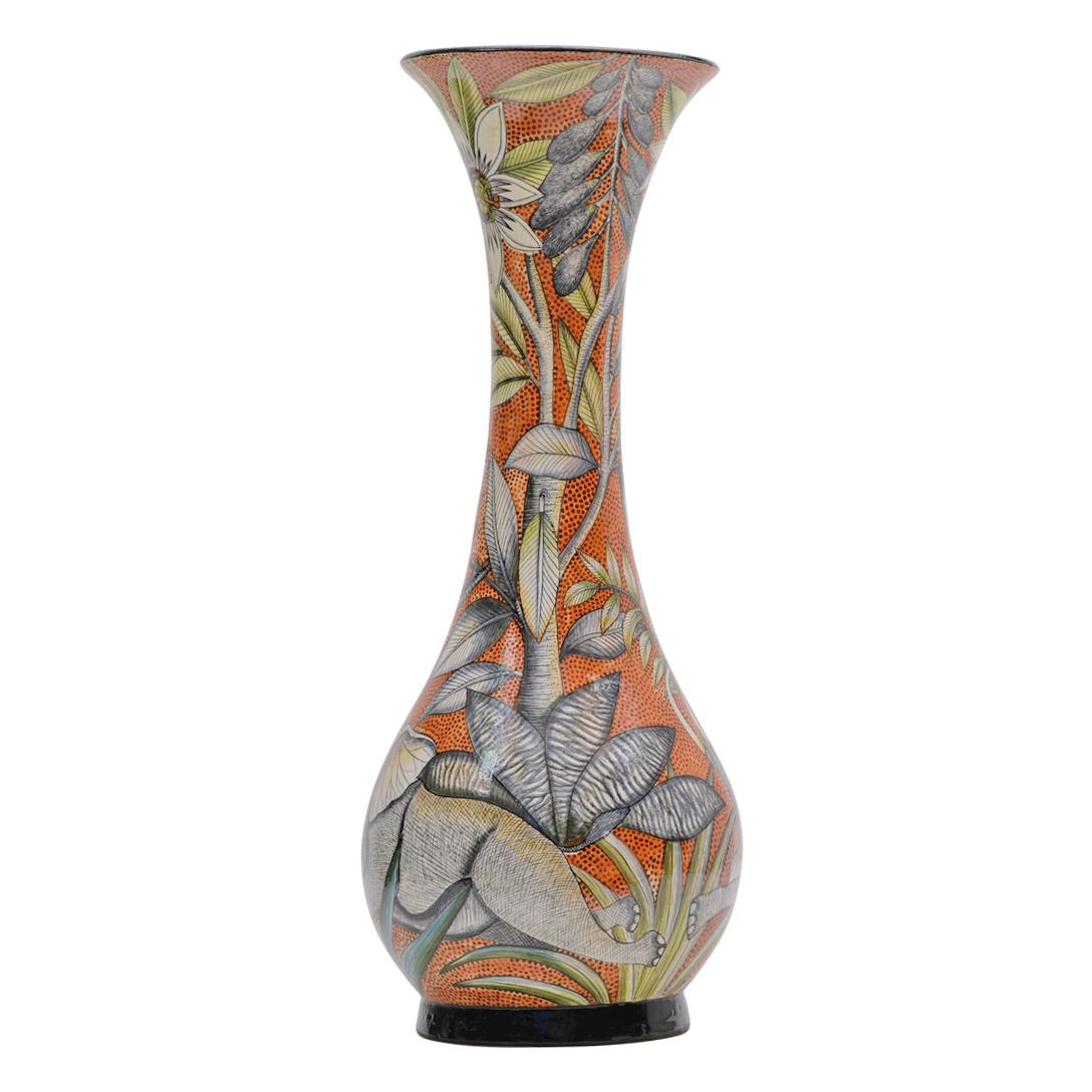 Voici l'extraordinaire vase Éléphant conçu par Wiseman Ndlovu, une célébration vibrante de la faune et de la flore africaines et de l'art. D'une hauteur impressionnante de 25 pouces, ce grand vase capture l'essence de l'éléphant majestueux dans une