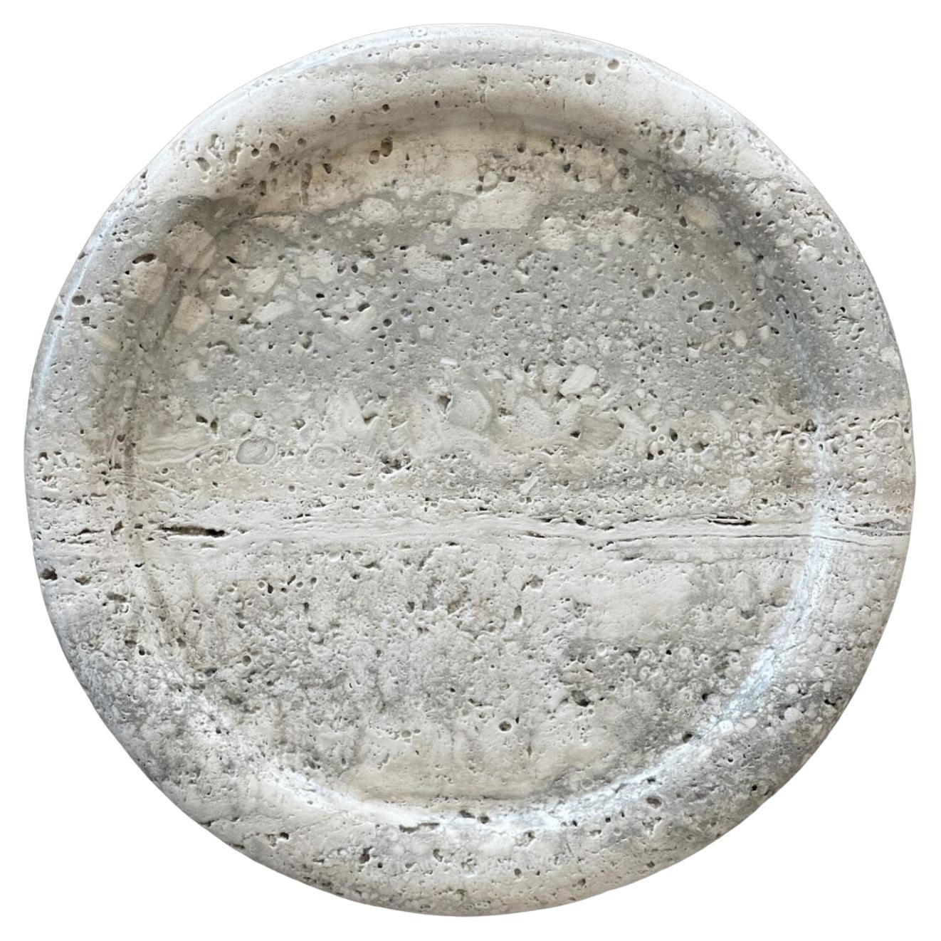 Wish Dish: Minimale Schale mit Puffbordüre aus gewickeltem Travertin von Anastasio Home