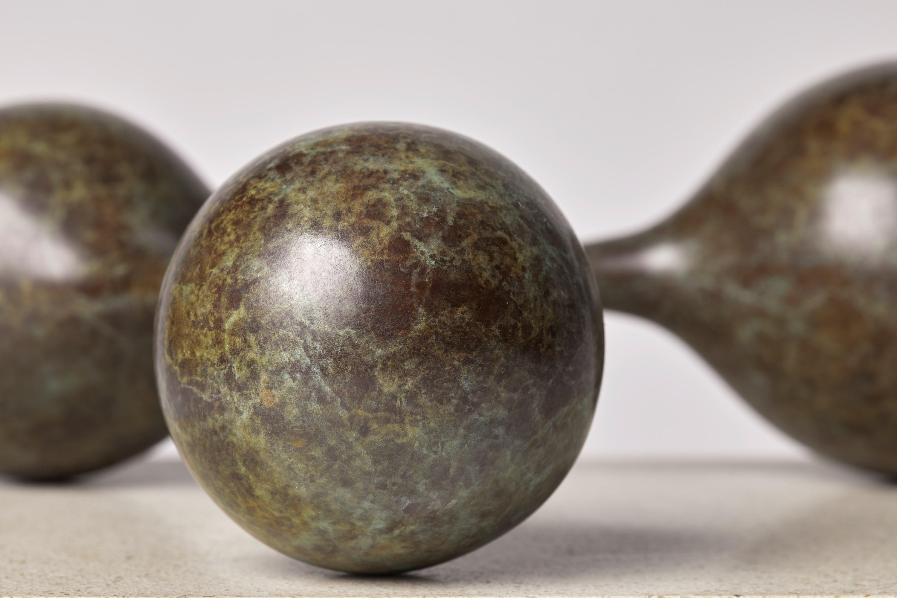 Wishbone, une sculpture en bronze patiné de l'artiste britannique Vivienne Foley en vente 2