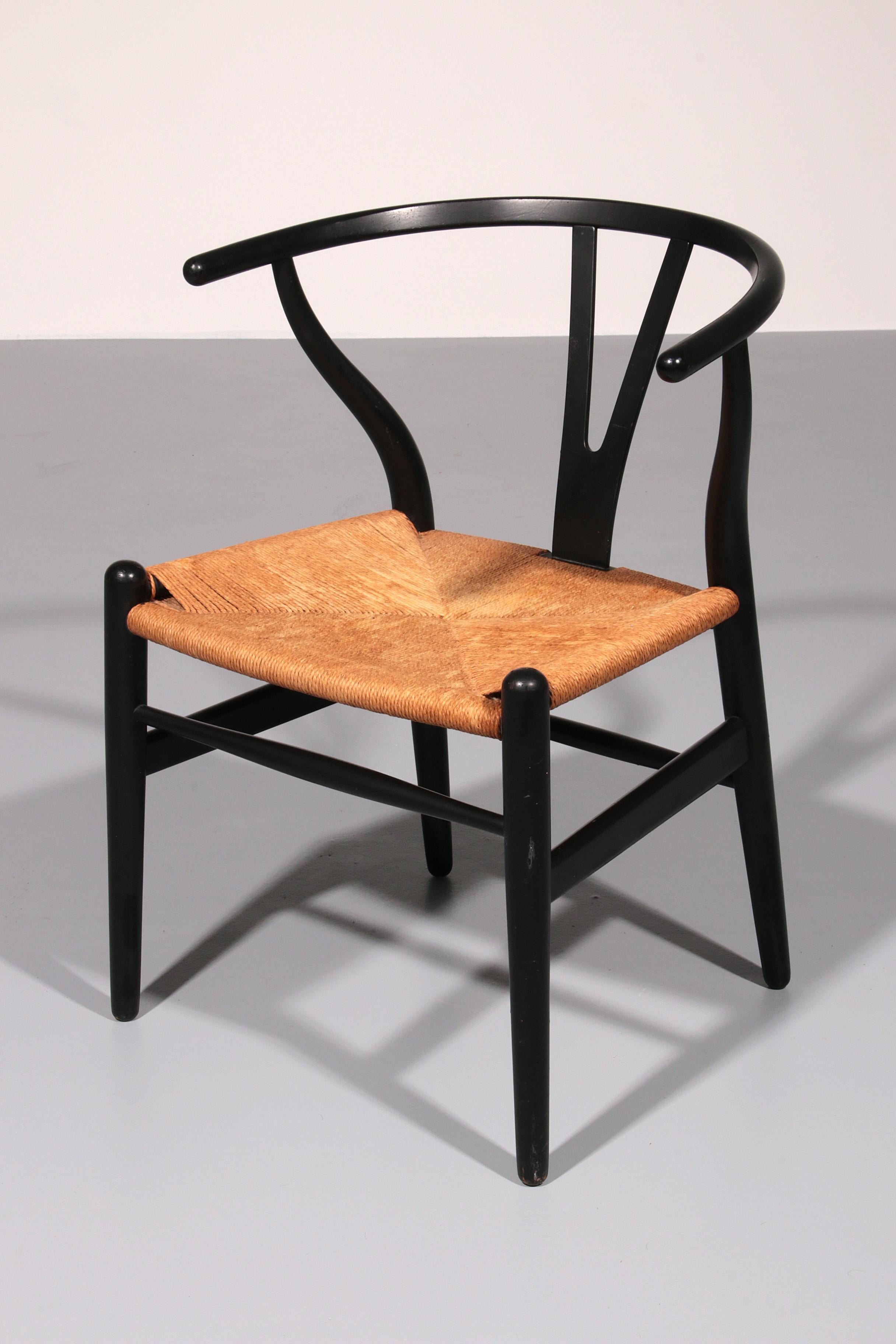 

Questa sedia CH24 Wishbone usata, disegnata da Hans J. Wegner nel 1949 e prodotta da Carl Hansen & Son, è un esempio di artigianato danese senza tempo. Le strutture in faggio verniciato nero della sedia sono abbinate a sedili in papercord, creando