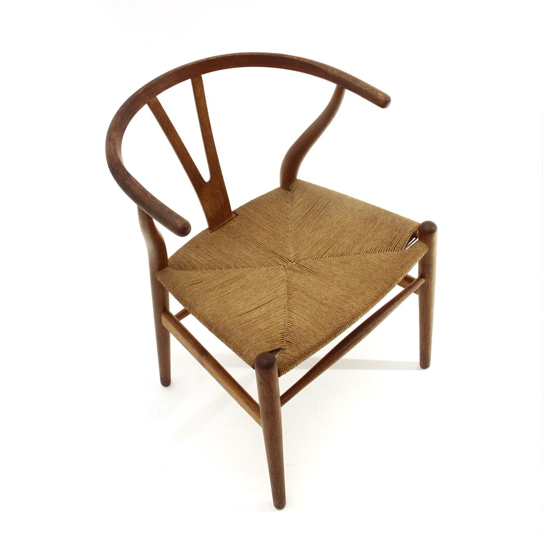 Chair produced by Carl Hansen & Søn on a project by Hans Wegner.
Oil finish oak structure.
Seat in natural woven straw.
Production around 2000.
Good general condition, some signs of normal use over time.

Dimensions: Length 53 cm, depth 50 cm,