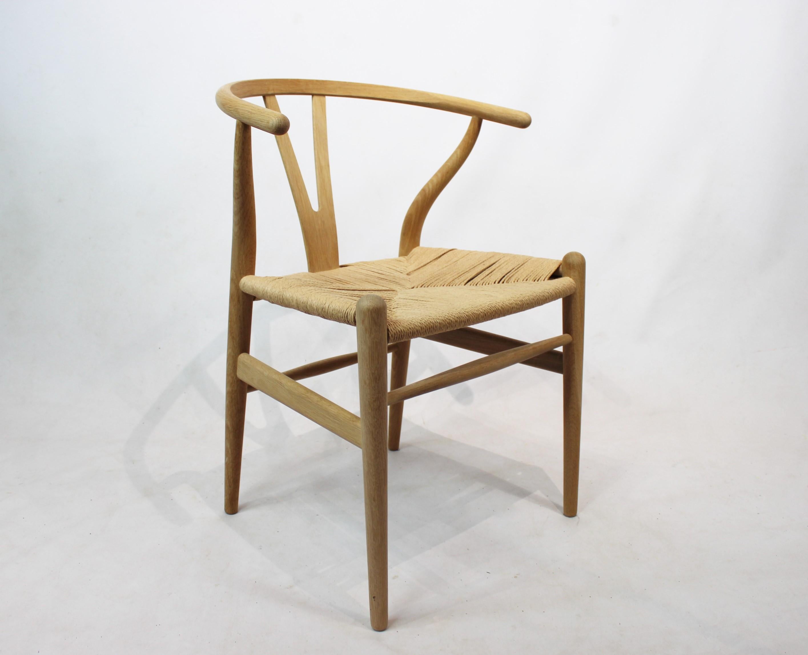 Wishbone chair, model CH24, in oak and paper cord designed by Hans J. Wegner and manufactured by Carl Hansen & Son in the 1960s. The chair are in great vintage condition.
Measures: H - 73.5 cm, W - 55 cm, D - 55 cm and SH - 42.5 cm.