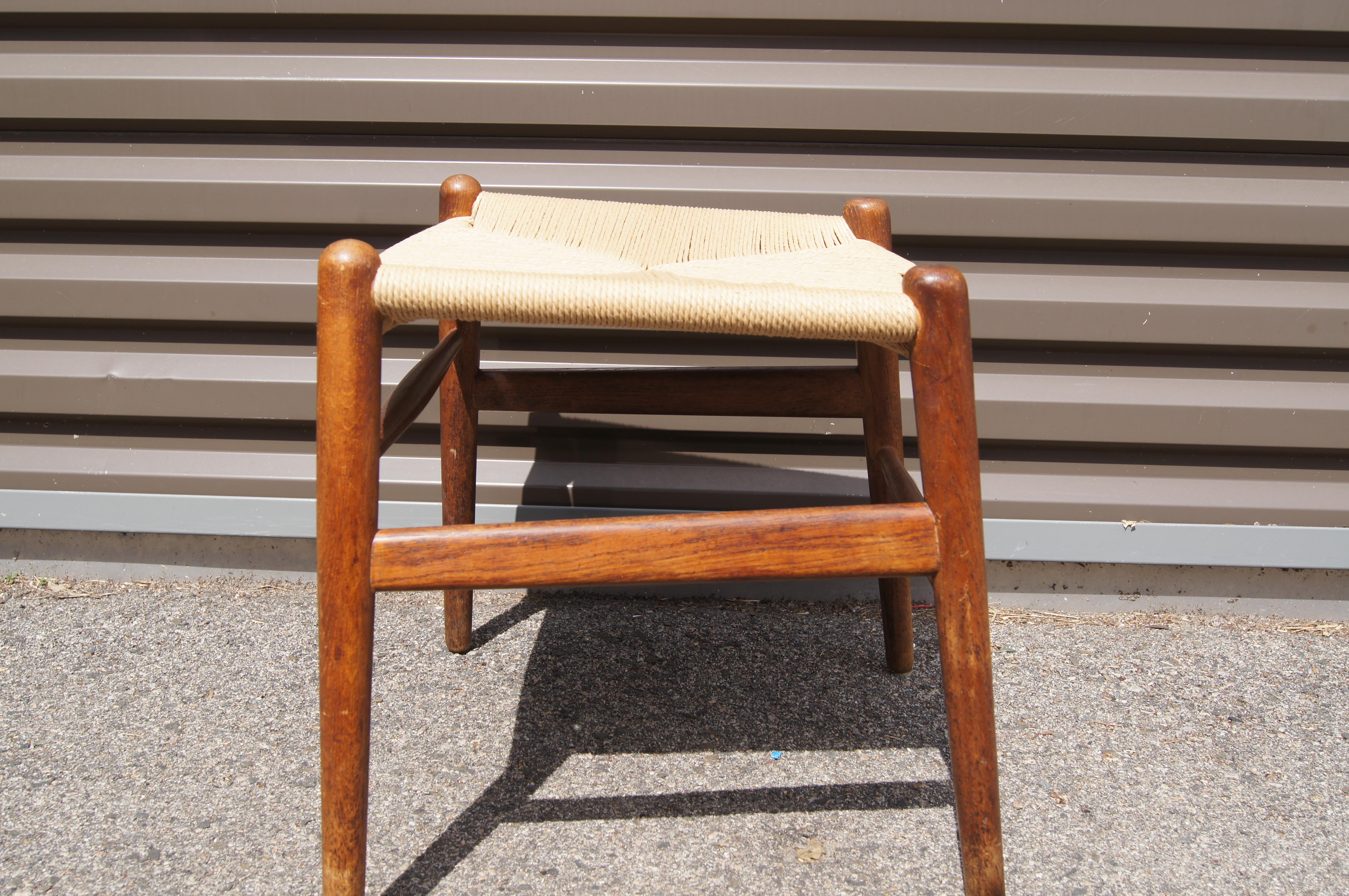 Wishbone Ottoman by Hans J. Wegner In Good Condition For Sale In Dorchester, MA