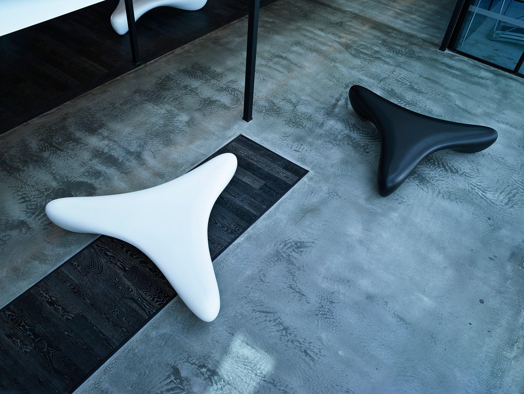 Die organische Wishbone-Sitzbank mit ihrer langen, wellenförmigen Drei-Wege-Symmetrie hat eine skulptural anmutende Form, die an einen Walknochen erinnert. Der Wishbone ist standardmäßig in Schwarz und Weiß erhältlich, kann aber auf Anfrage auch in