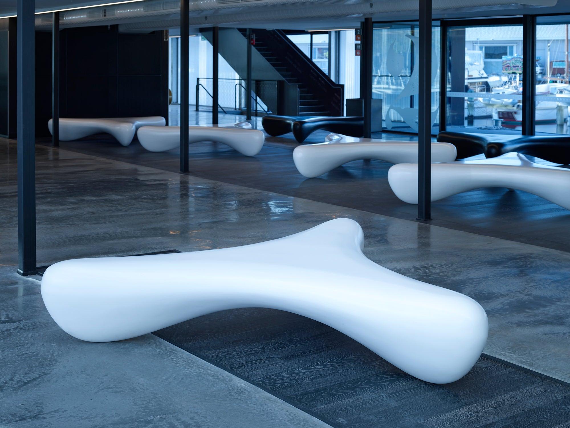 Wishbone, Skulpturaler Sitz für den Außen- und Innenbereich von Brodie Neill (Australisch) im Angebot