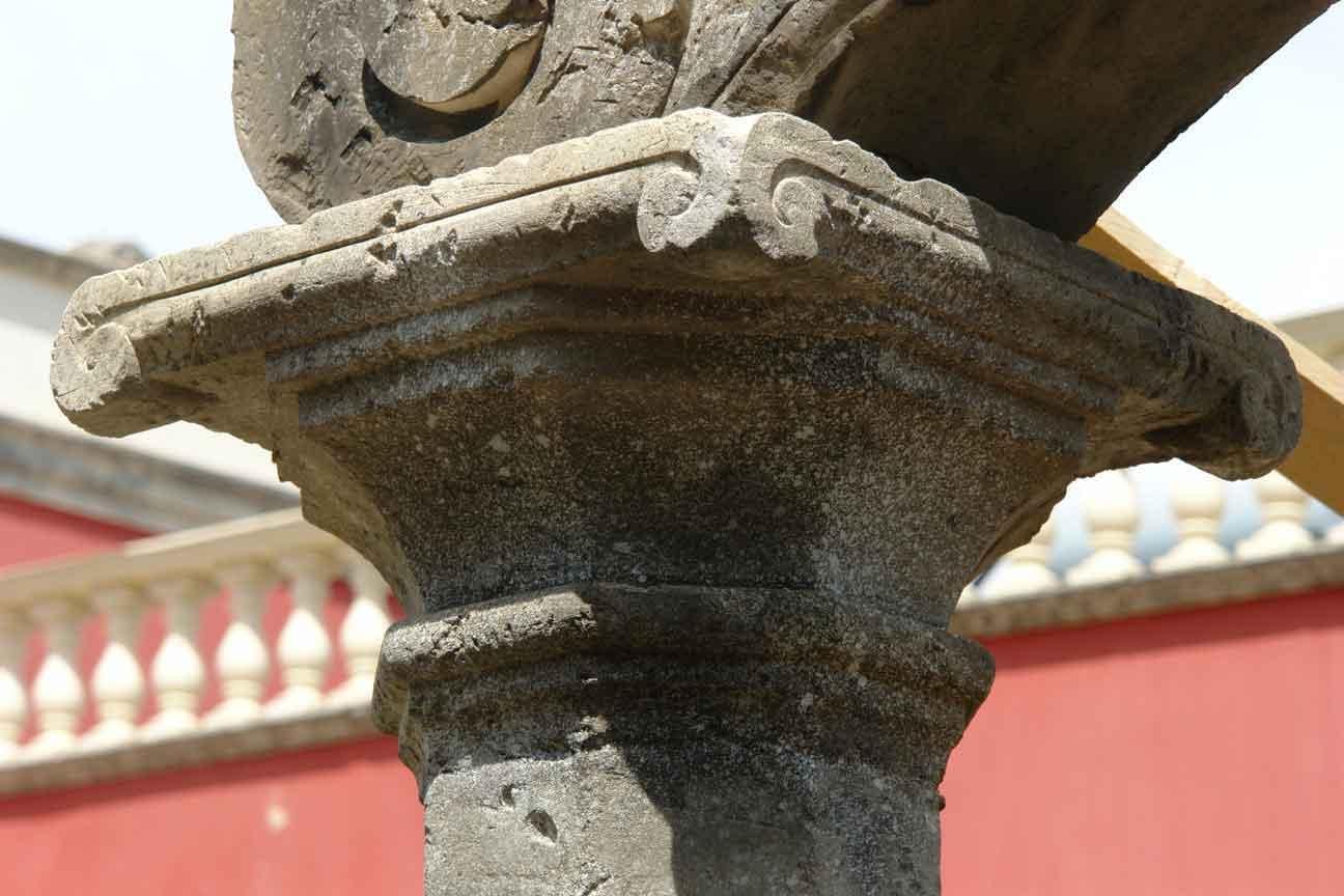 Wishing Well Italian Renaissance Style in Limestone with Antique Patina In Good Condition For Sale In LOS ANGELES, CA