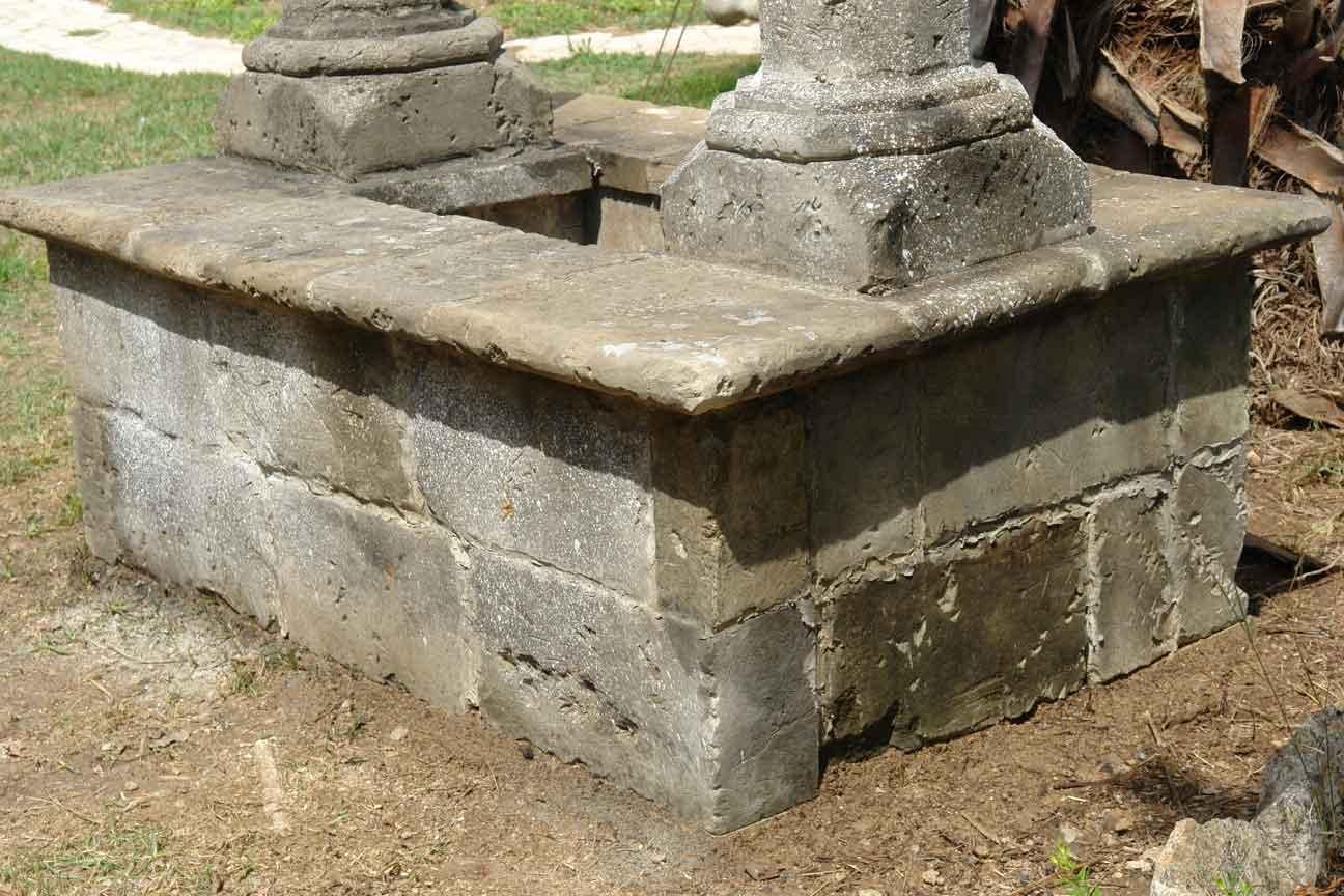 20th Century Wishing Well Italian Renaissance Style in Limestone with Antique Patina For Sale