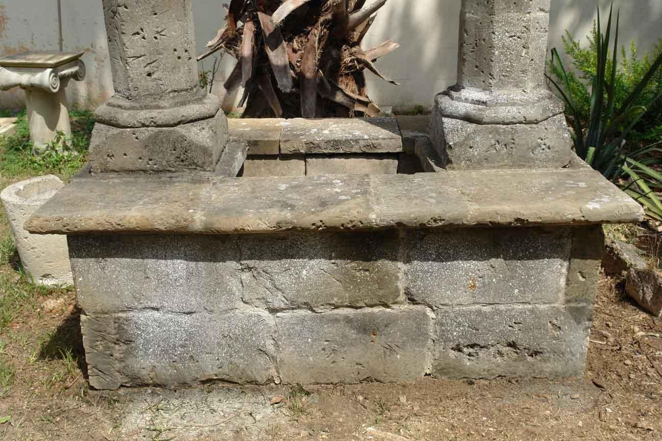 Wishing Well Italian Renaissance Style in Limestone with Antique Patina For Sale 2