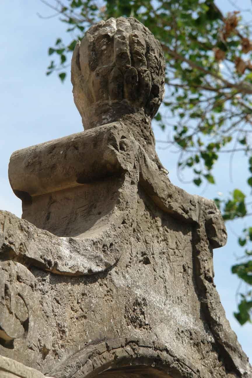 Wishing Well Italian Renaissance Style in Limestone with Antique Patina For Sale 4