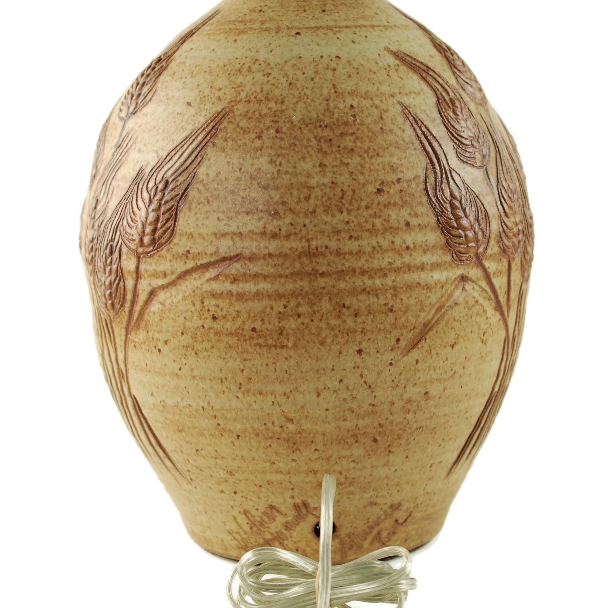 Wishon-Harrell Steingut-Tischlampe mit handgeschnitztem Weizenmotiv (Keramik) im Angebot