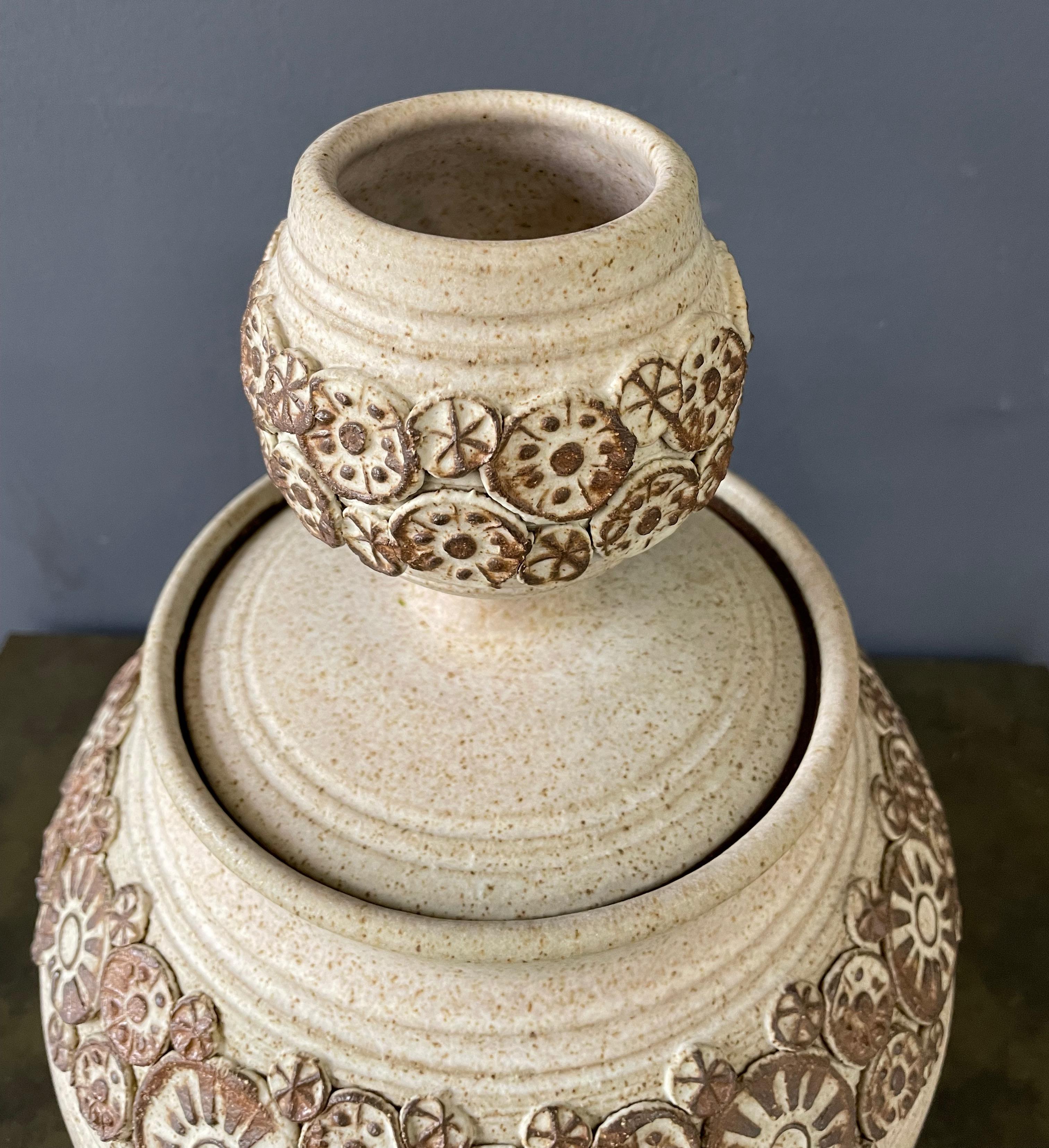 Nordamericano Wishon-Harrell Studio Art Pottery Vaso con coperchio in ceramica con decorazioni ad applique in vendita